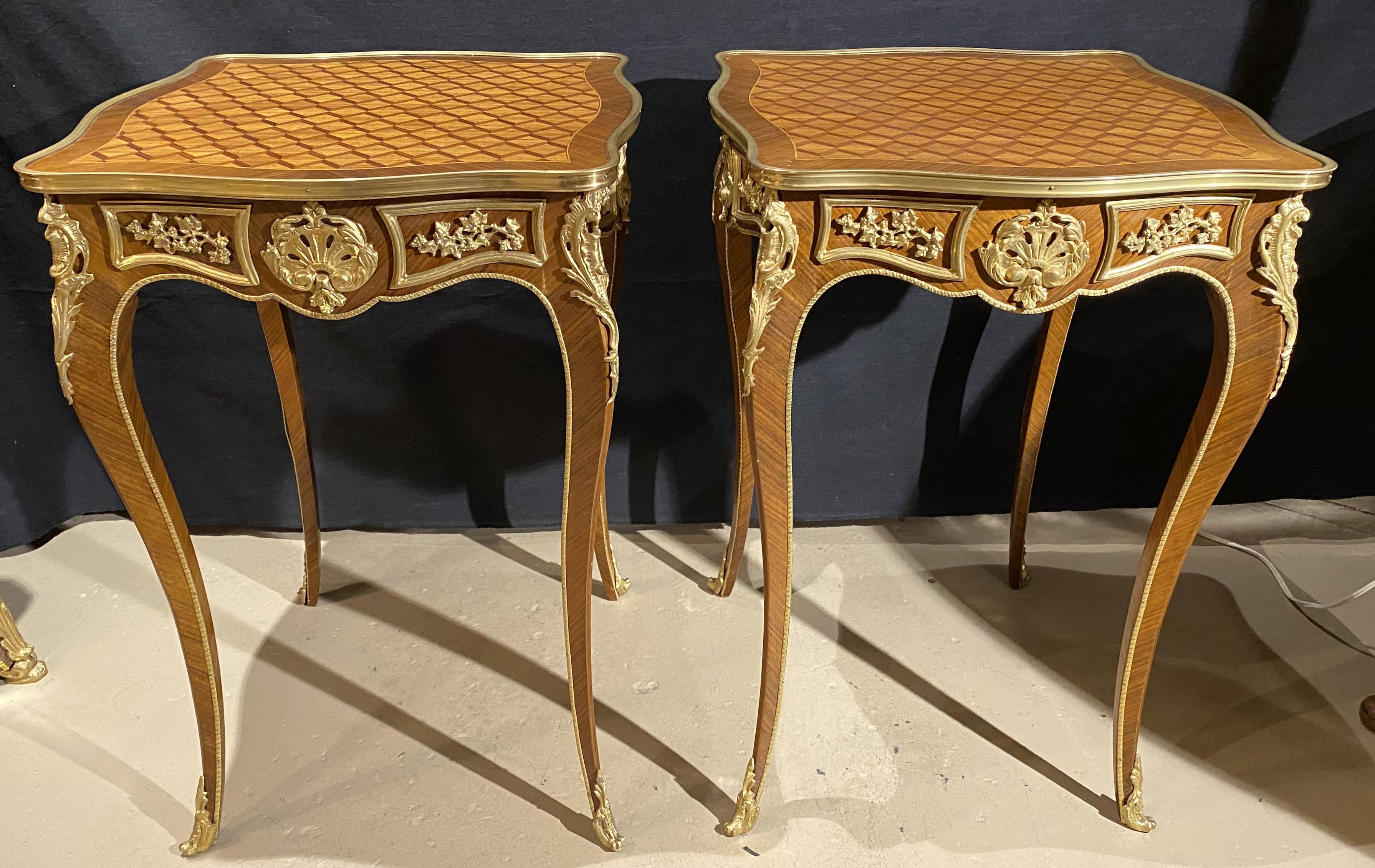 Pr von Louis XV Stil Kingwood Parkett quadratische Beistelltische mit vergoldeten Bronzebeschlägen im Zustand „Gut“ im Angebot in Milford, NH