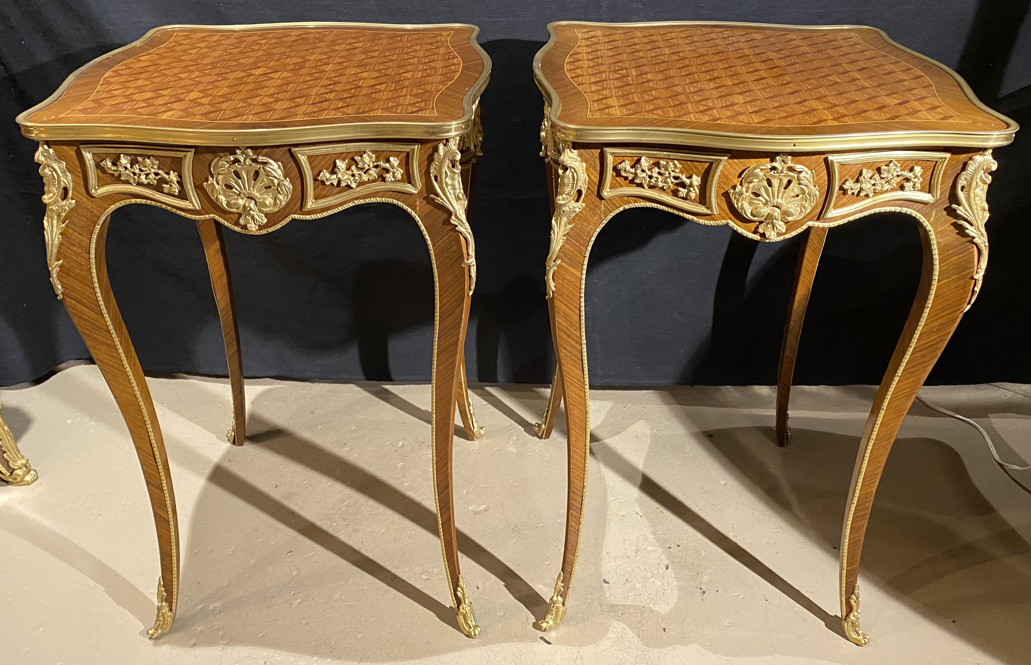 Pr von Louis XV Stil Kingwood Parkett quadratische Beistelltische mit vergoldeten Bronzebeschlägen (20. Jahrhundert) im Angebot