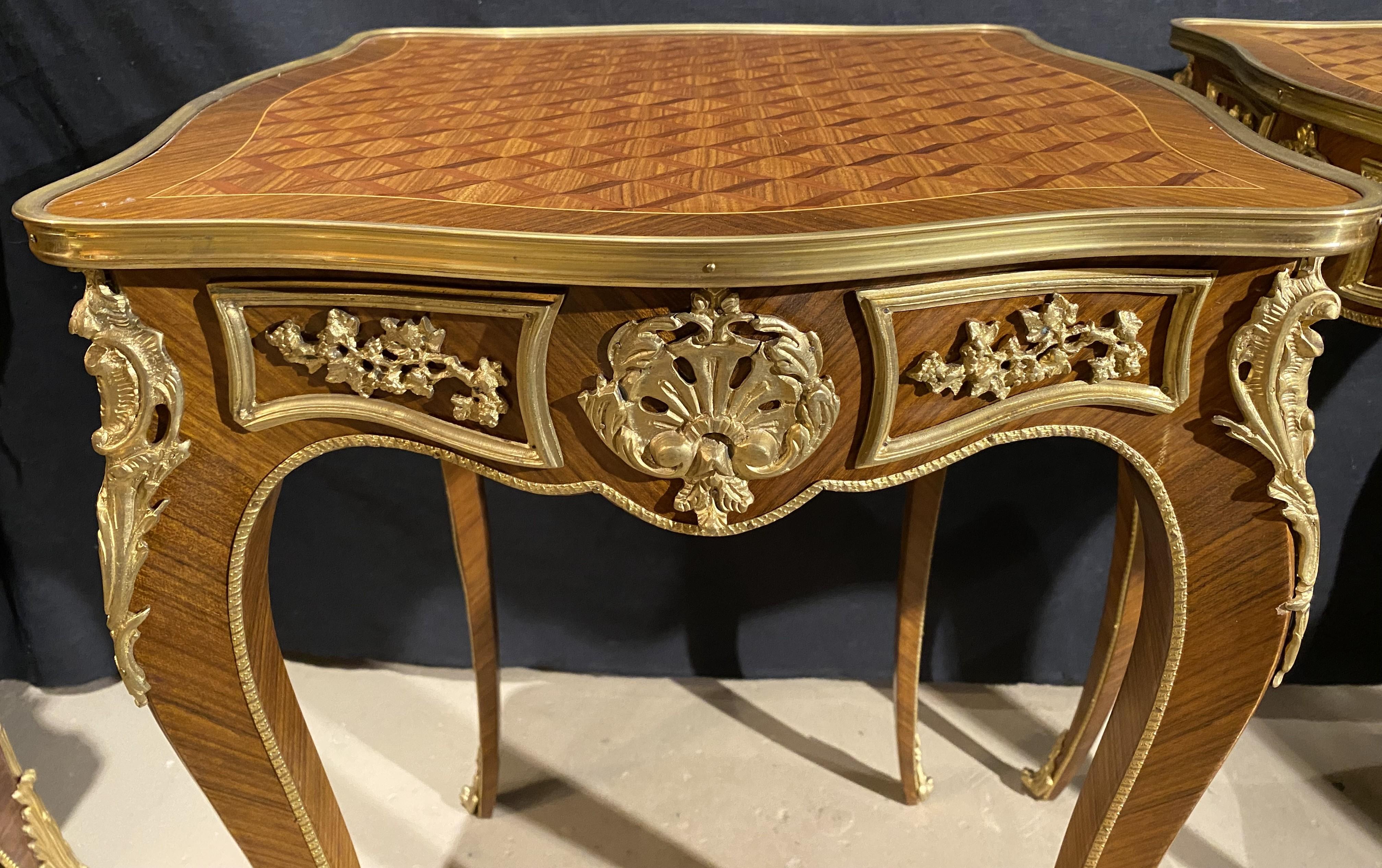 Pr von Louis XV Stil Kingwood Parkett quadratische Beistelltische mit vergoldeten Bronzebeschlägen im Angebot 1