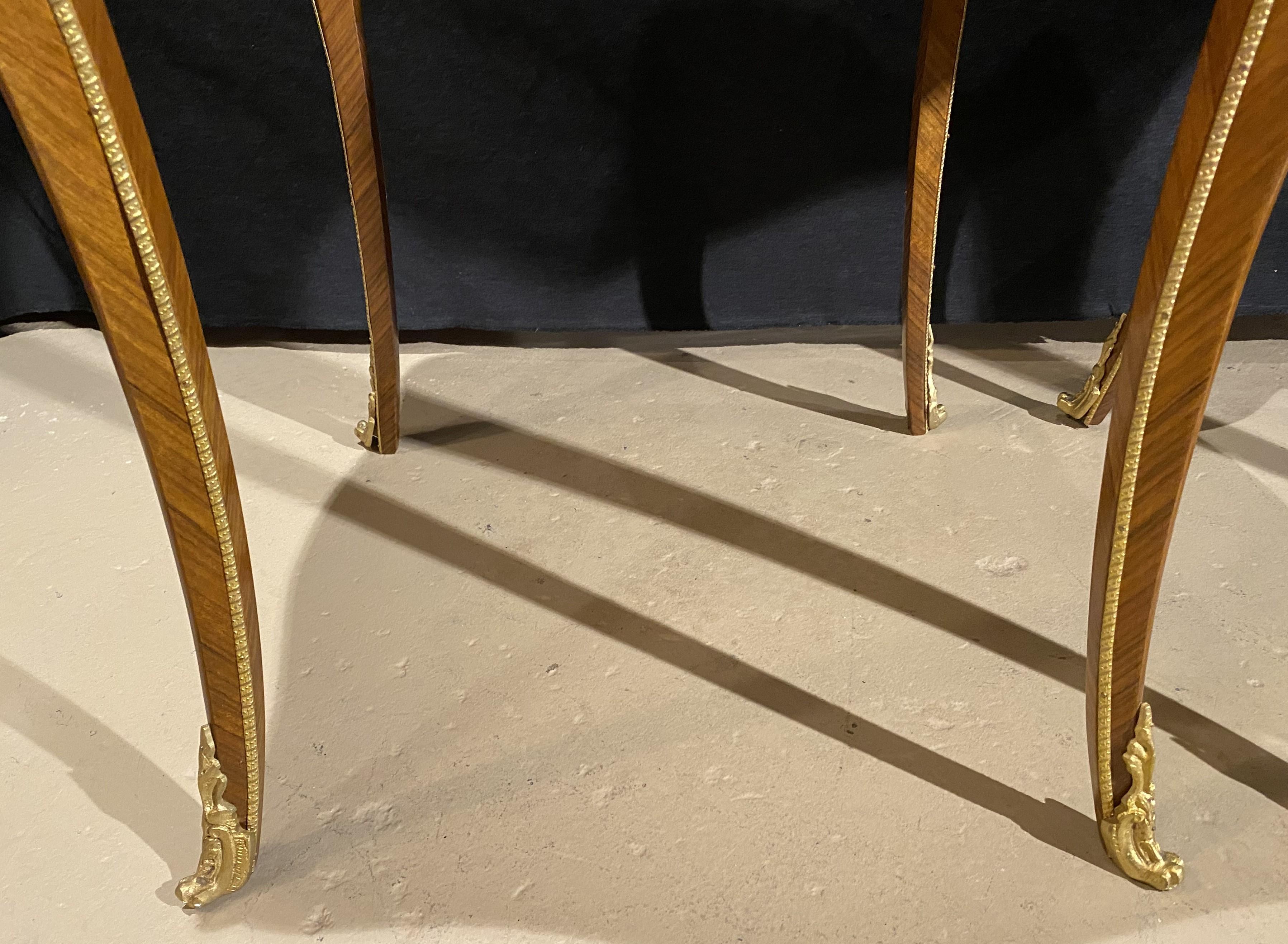 Pr von Louis XV Stil Kingwood Parkett quadratische Beistelltische mit vergoldeten Bronzebeschlägen im Angebot 2