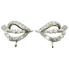 Paire de clips d'oreilles rétro en forme de feuille en diamants montés en 14 KT et platine, vers 1950