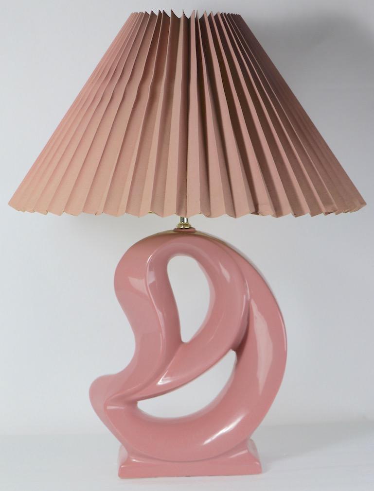 Américain Paire de lampes en céramique mauve de forme organique avec abat-jour plissé d'origine en vente
