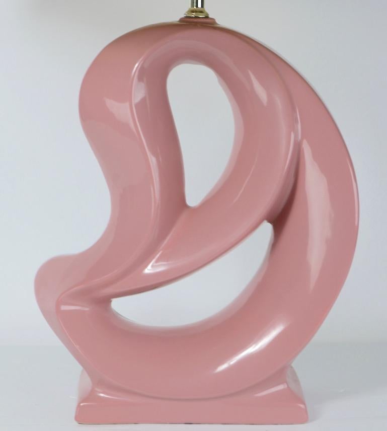 20ième siècle Paire de lampes en céramique mauve de forme organique avec abat-jour plissé d'origine en vente