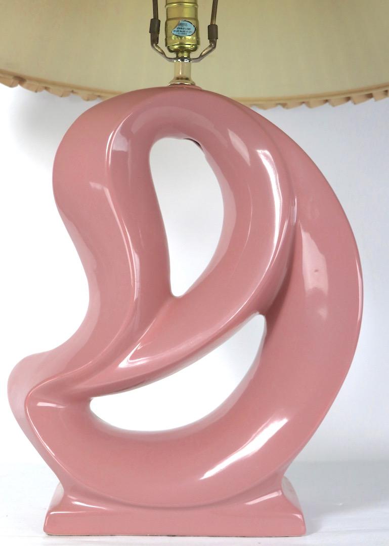 Paire de lampes en céramique mauve de forme organique avec abat-jour plissé d'origine en vente 1