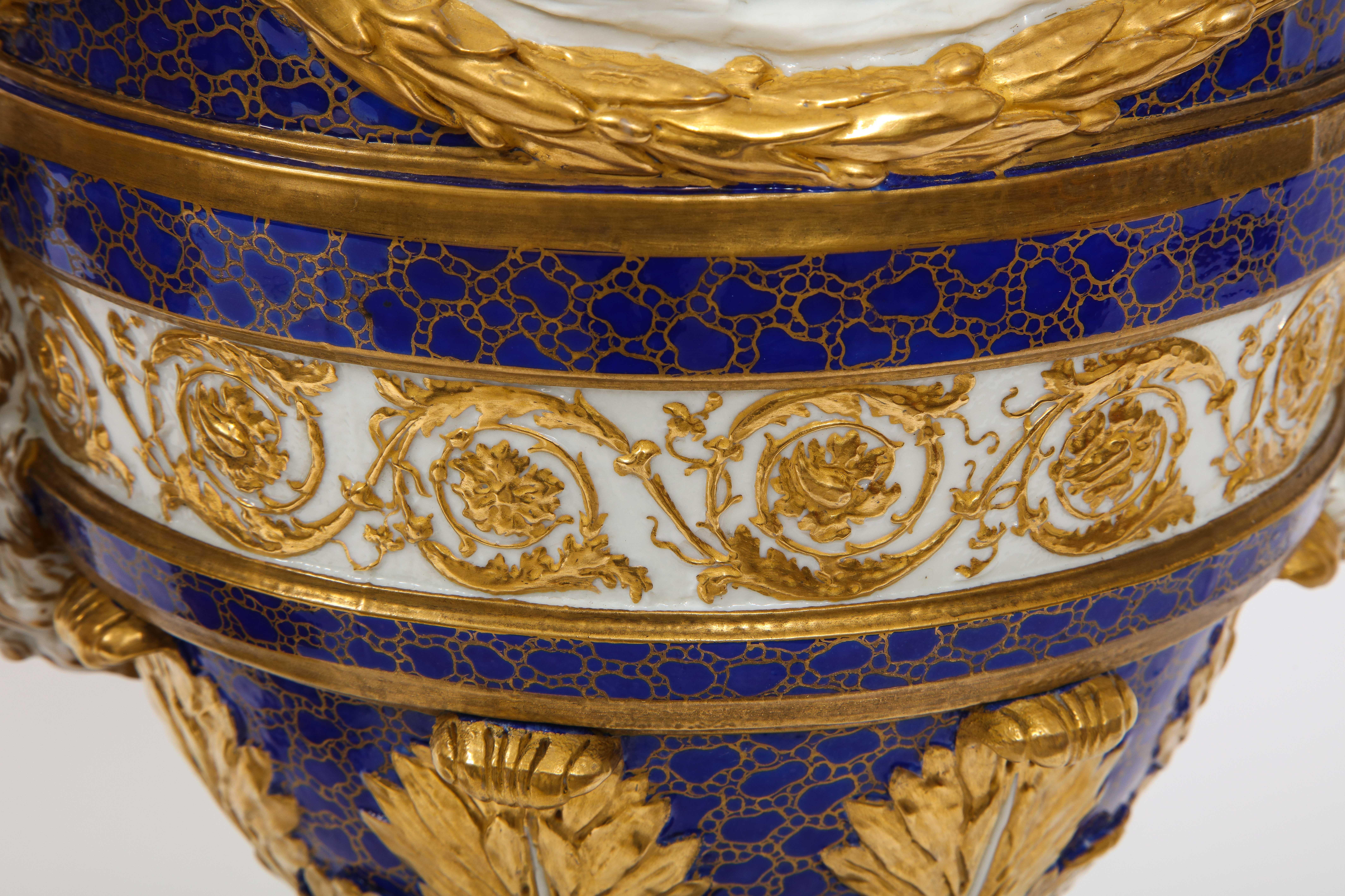 Vases de saison en biscuit de Sèvres et porcelaine à fond bleu cobalt Pr Ormolu Mtd French en vente 2