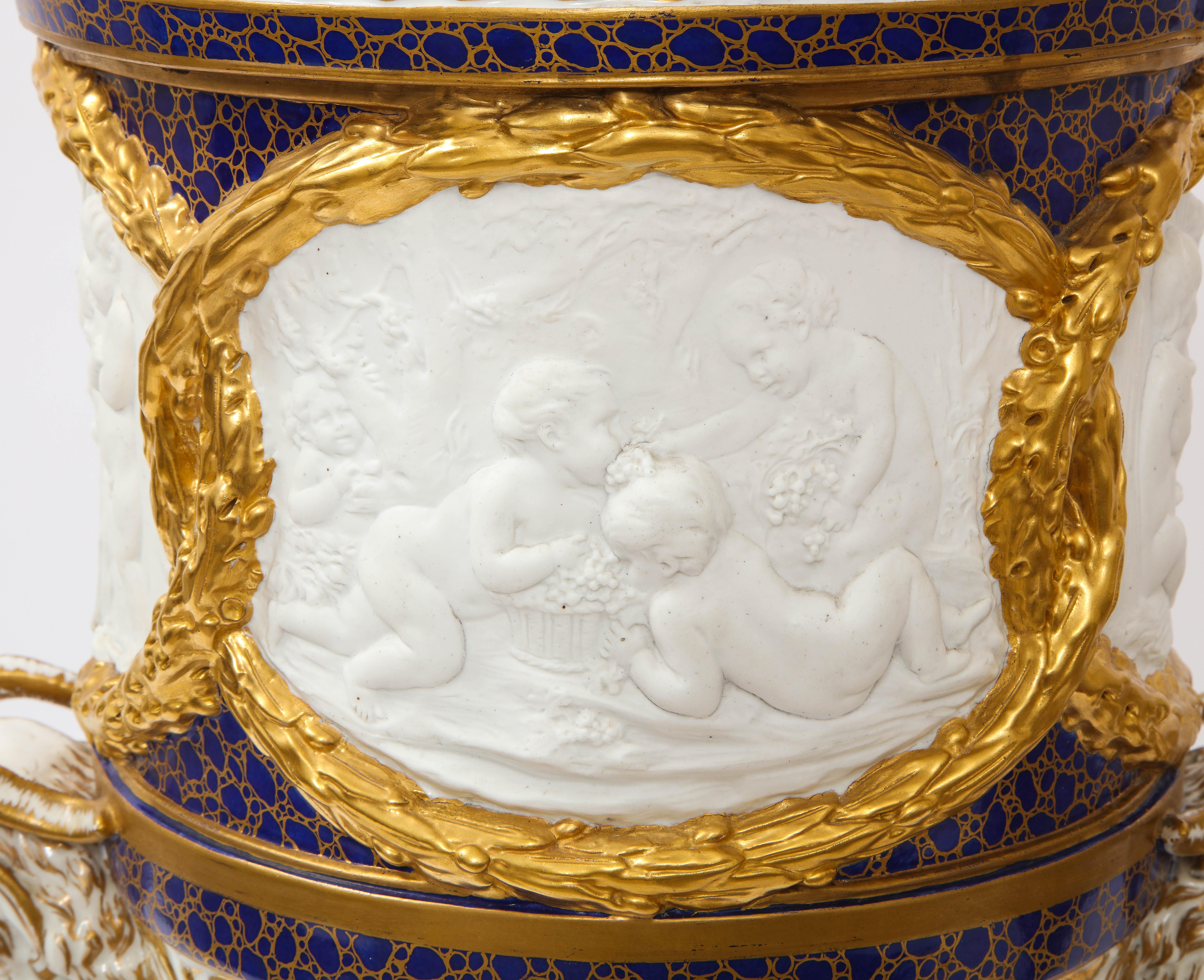 XIXe siècle Vases de saison en biscuit de Sèvres et porcelaine à fond bleu cobalt Pr Ormolu Mtd French en vente