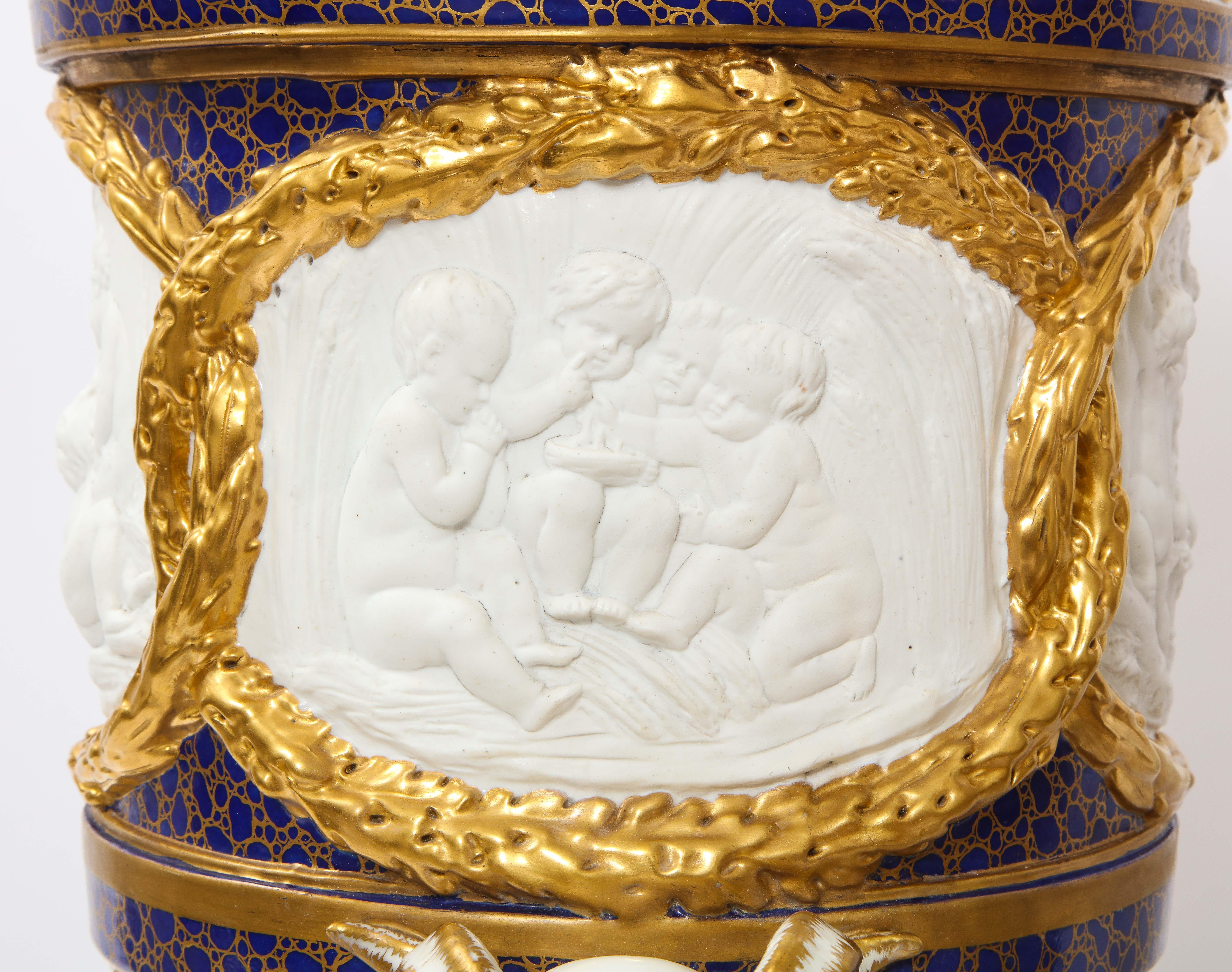 Bronze Vases de saison en biscuit de Sèvres et porcelaine à fond bleu cobalt Pr Ormolu Mtd French en vente