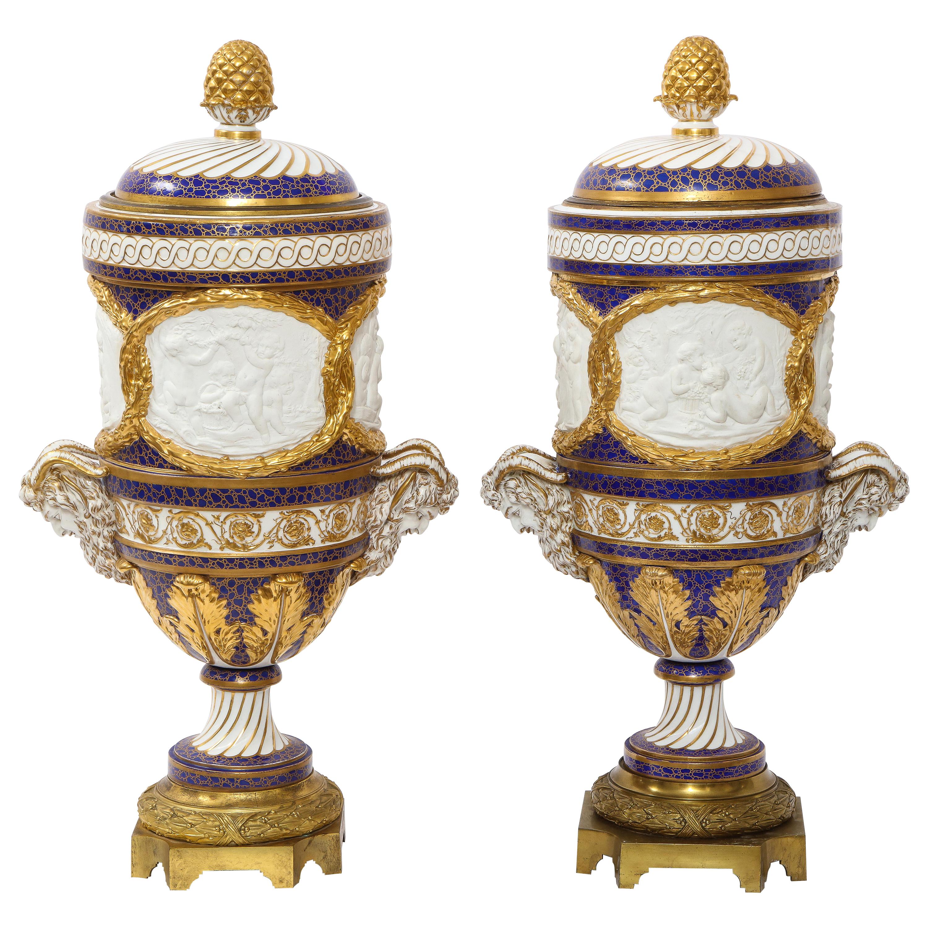 Vases de saison en biscuit de Sèvres et porcelaine à fond bleu cobalt Pr Ormolu Mtd French