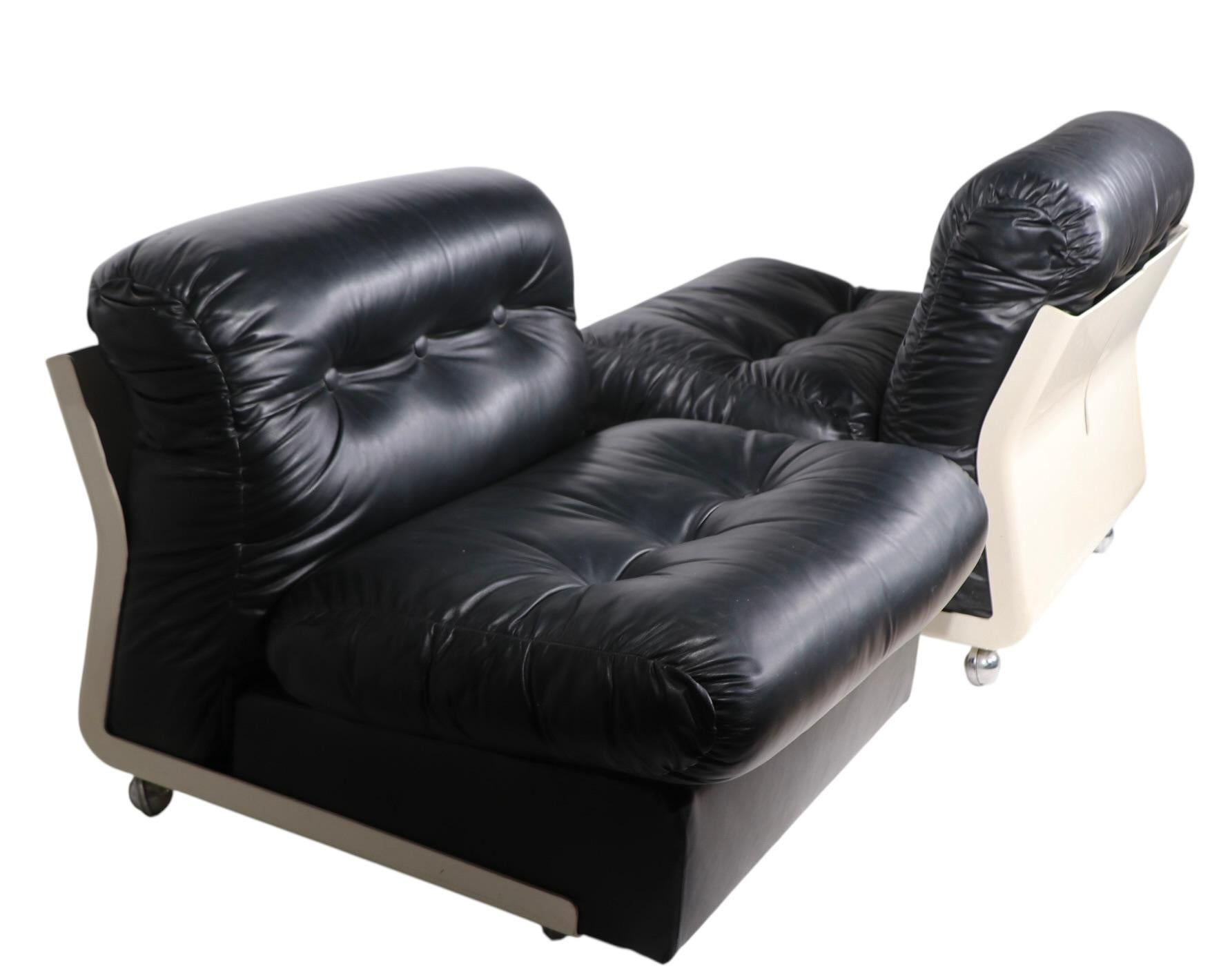 Très chic paire de chaises Amanta vintage, conçues par Mario Belllini, pour C&B Italia vers 1969. Exécuté en cuir noir souple, contrastant avec le cadre de la chaise en fibrelite blanc moulé. Les deux chaises sont en excellent état, propres et