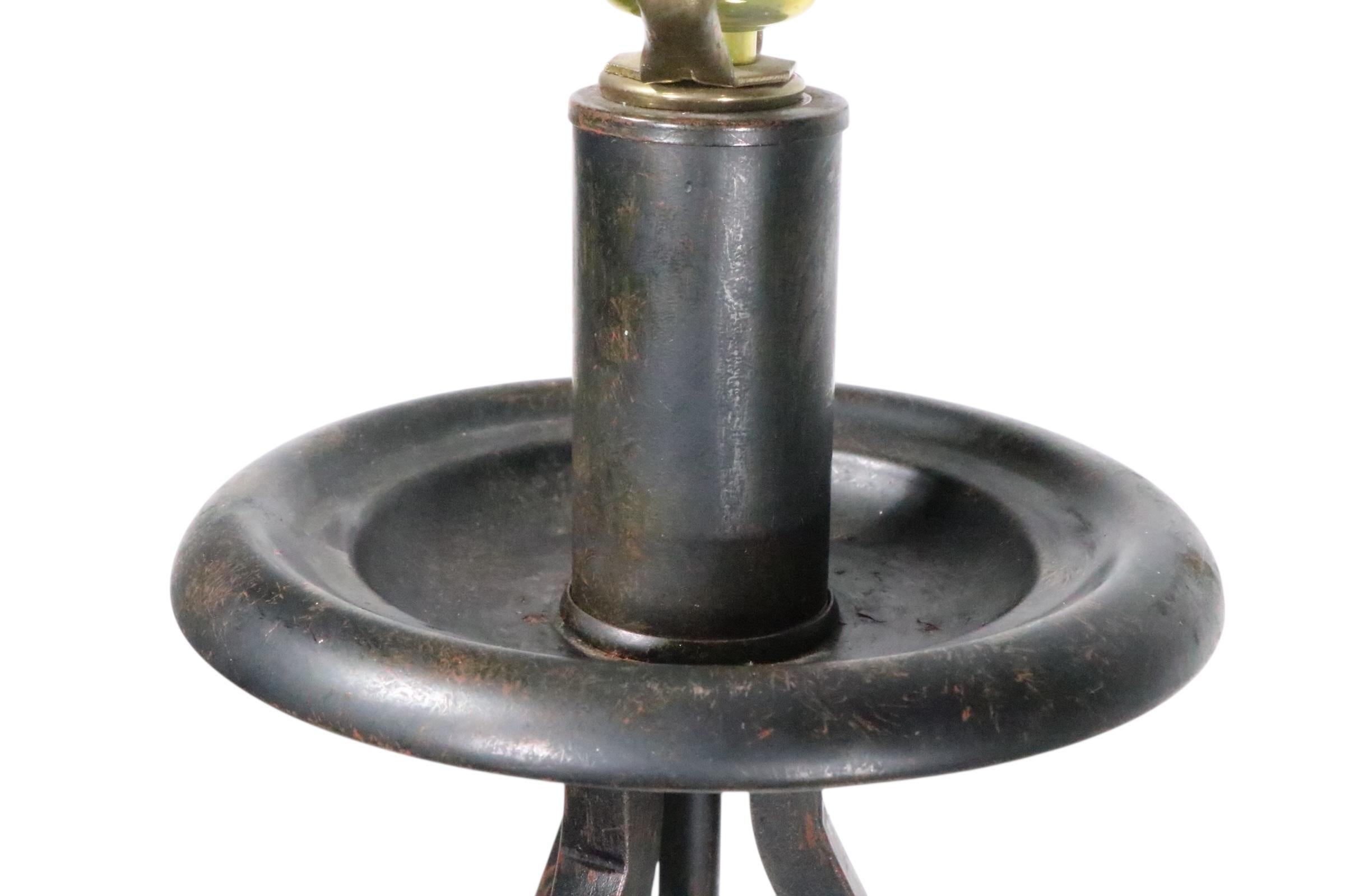 Pr. Lampes de table en métal de style Regency Revival Hollywood Regency avec abat-jour d'origine en vente 11