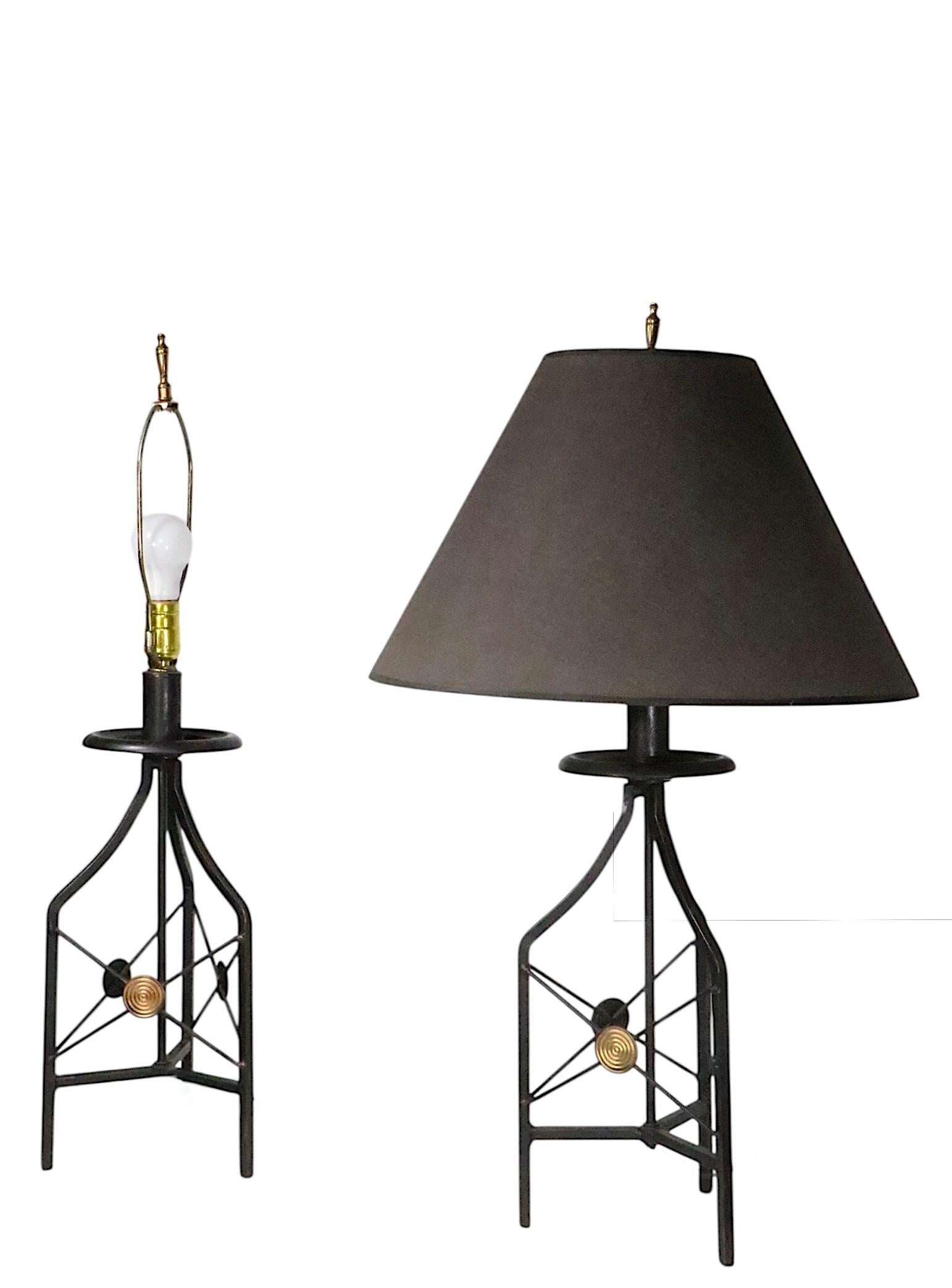 Paire de lampes de table architecturales en métal, d'influence Regency Revival et Hollywood Regency, constituées de cadres métalliques carrés, avec des rosettes décoratives en forme de disque de couleur laiton. Les lampes sont en très bon état,