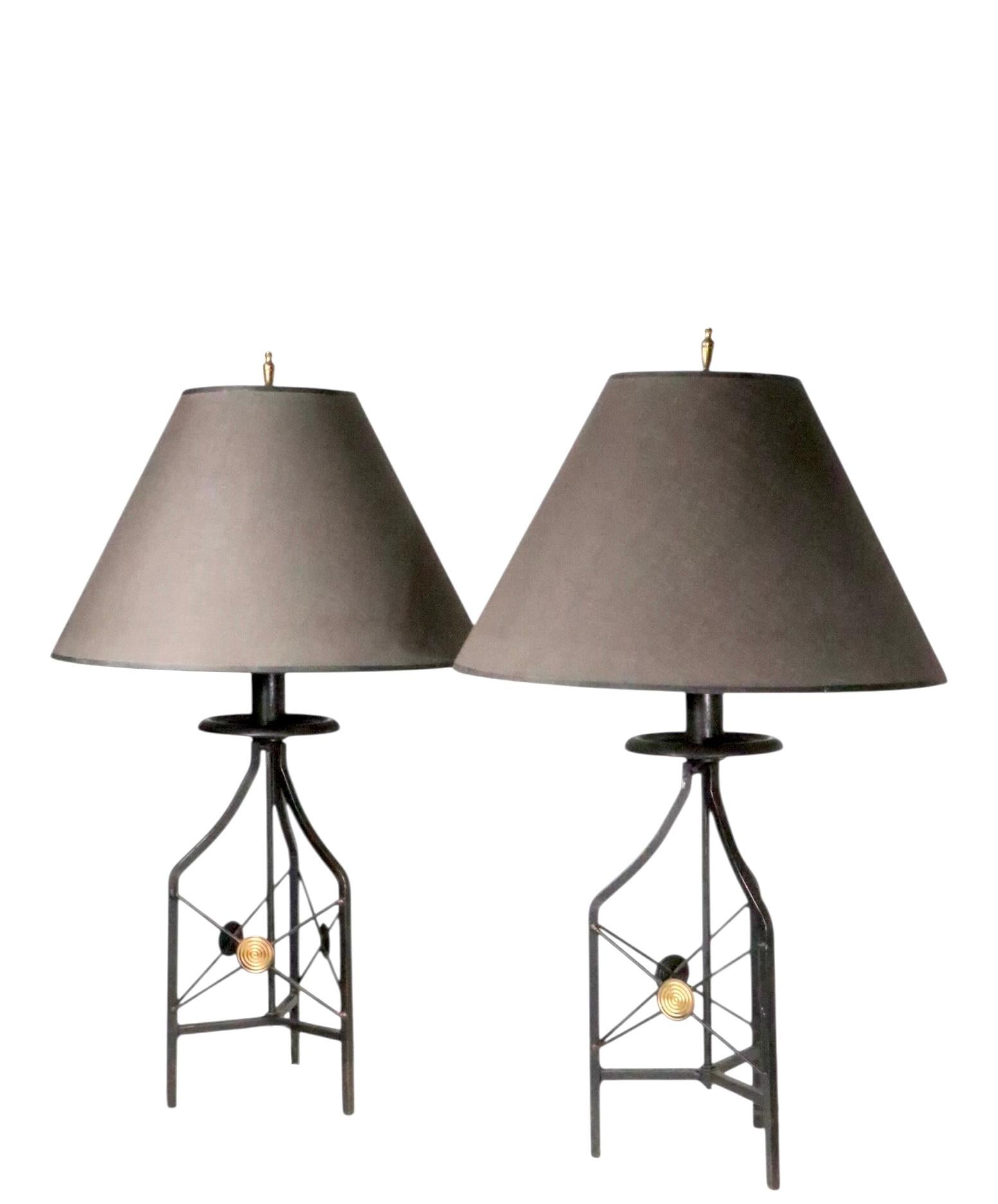 Américain Pr. Lampes de table en métal de style Regency Revival Hollywood Regency avec abat-jour d'origine en vente