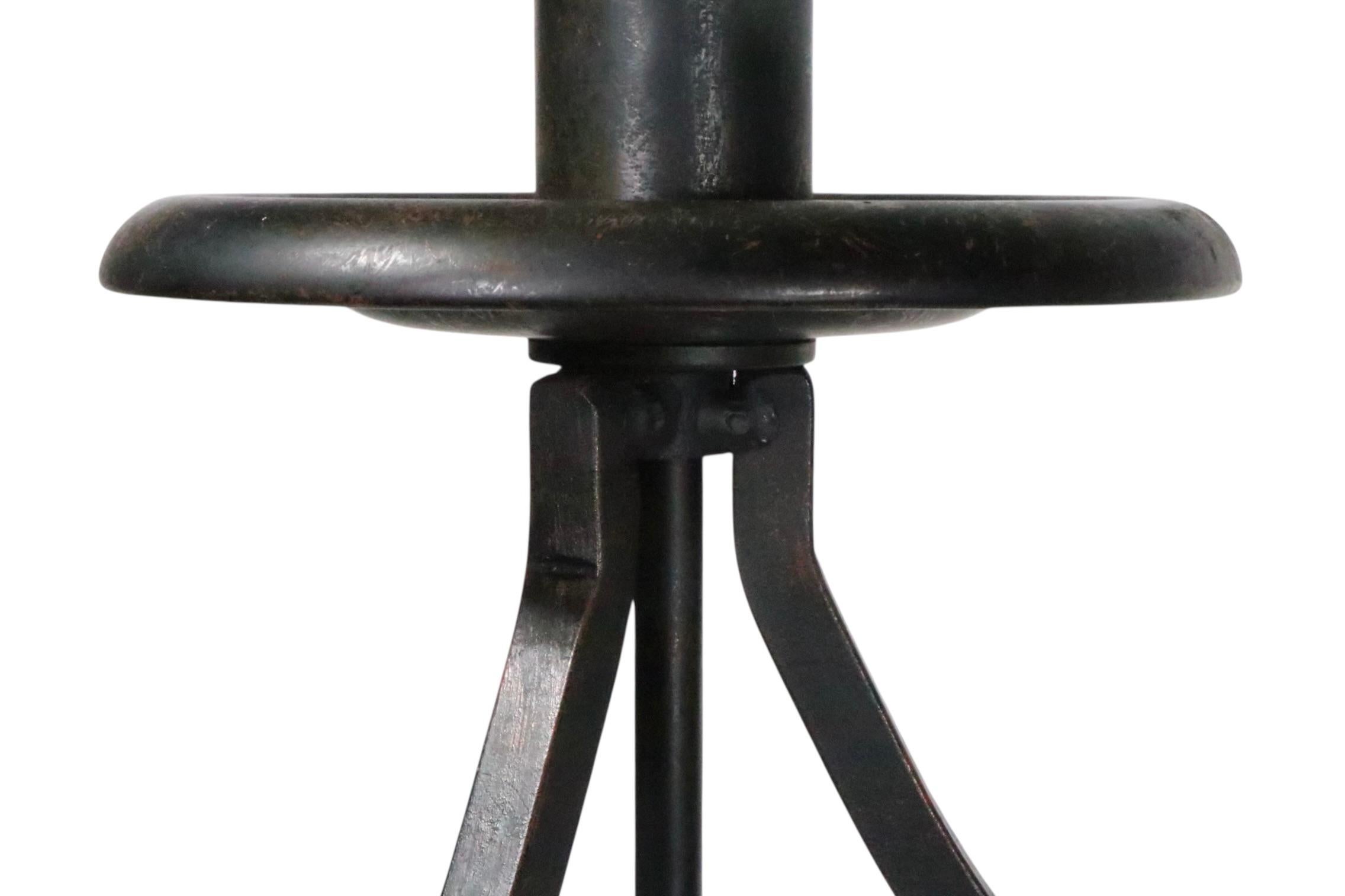 Pr. Lampes de table en métal de style Regency Revival Hollywood Regency avec abat-jour d'origine en vente 1