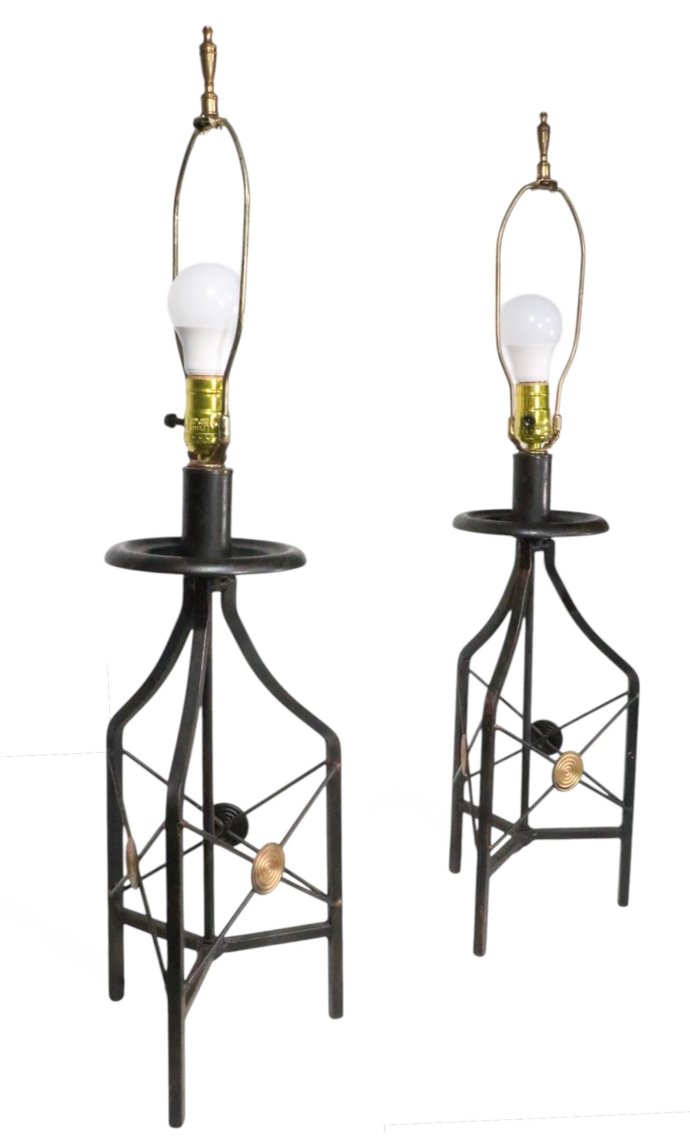 Pr. Lampes de table en métal de style Regency Revival Hollywood Regency avec abat-jour d'origine en vente 2