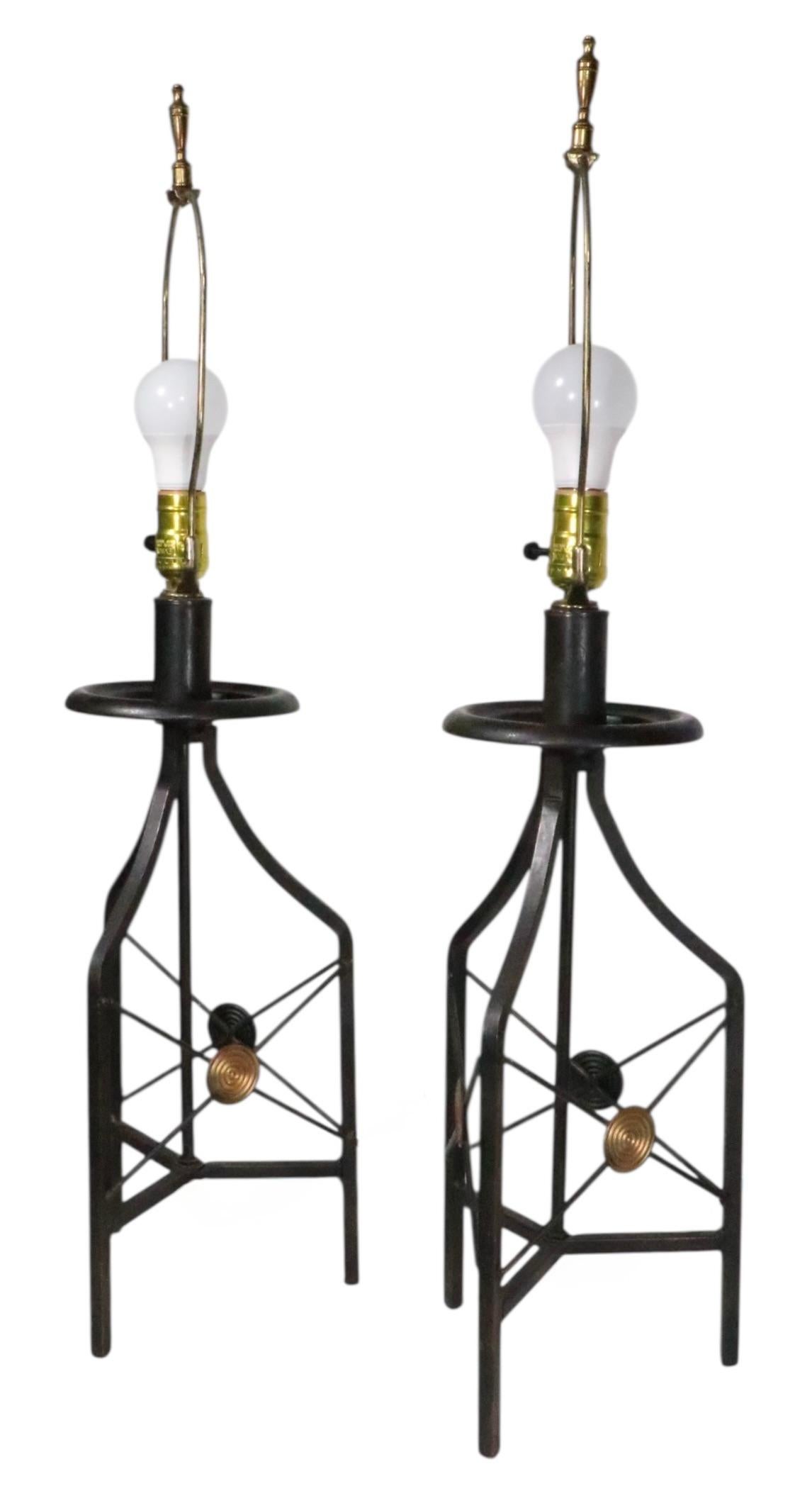 Pr. Lampes de table en métal de style Regency Revival Hollywood Regency avec abat-jour d'origine en vente 3