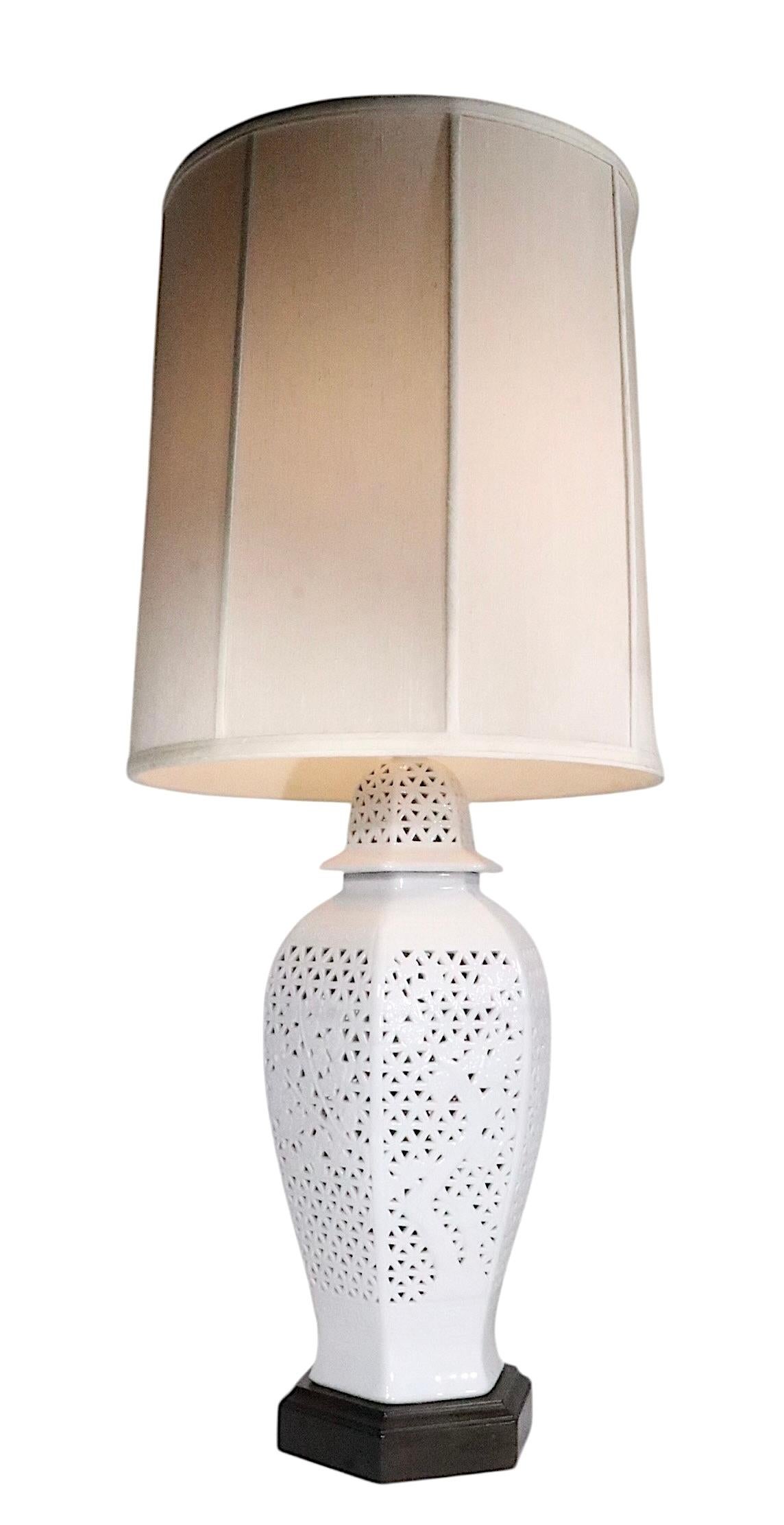 Pr. Lámparas de Sobremesa de Chinoiserie Reticulada Blanc De Chine c. 1950/70's en venta 3