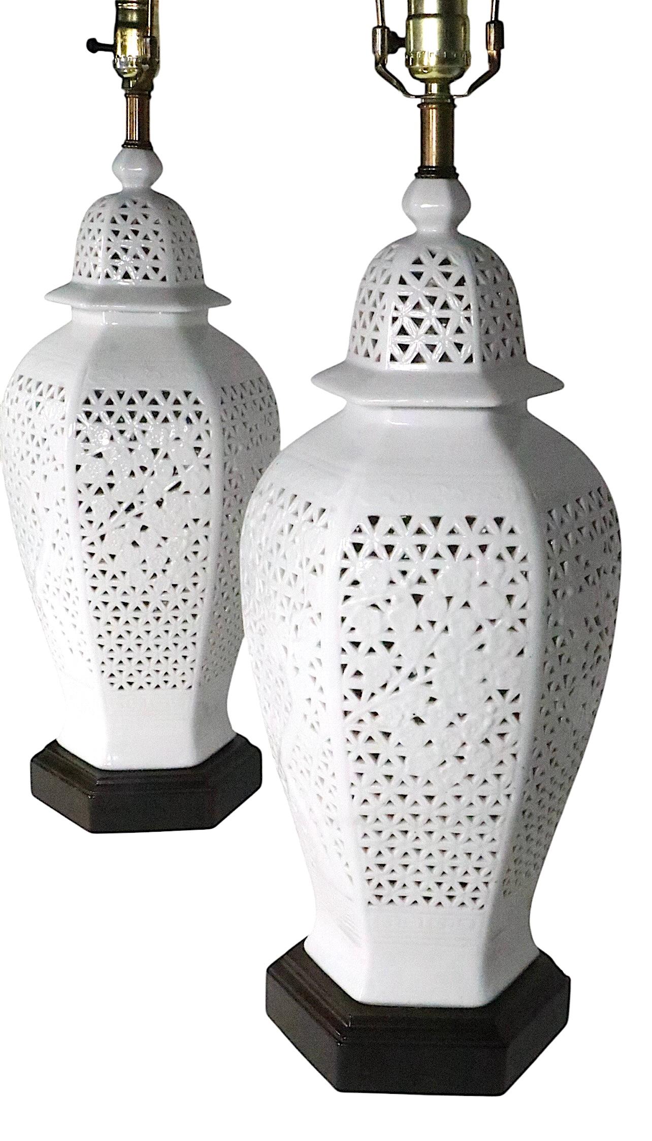 Pr. Lámparas de Sobremesa de Chinoiserie Reticulada Blanc De Chine c. 1950/70's en venta 4