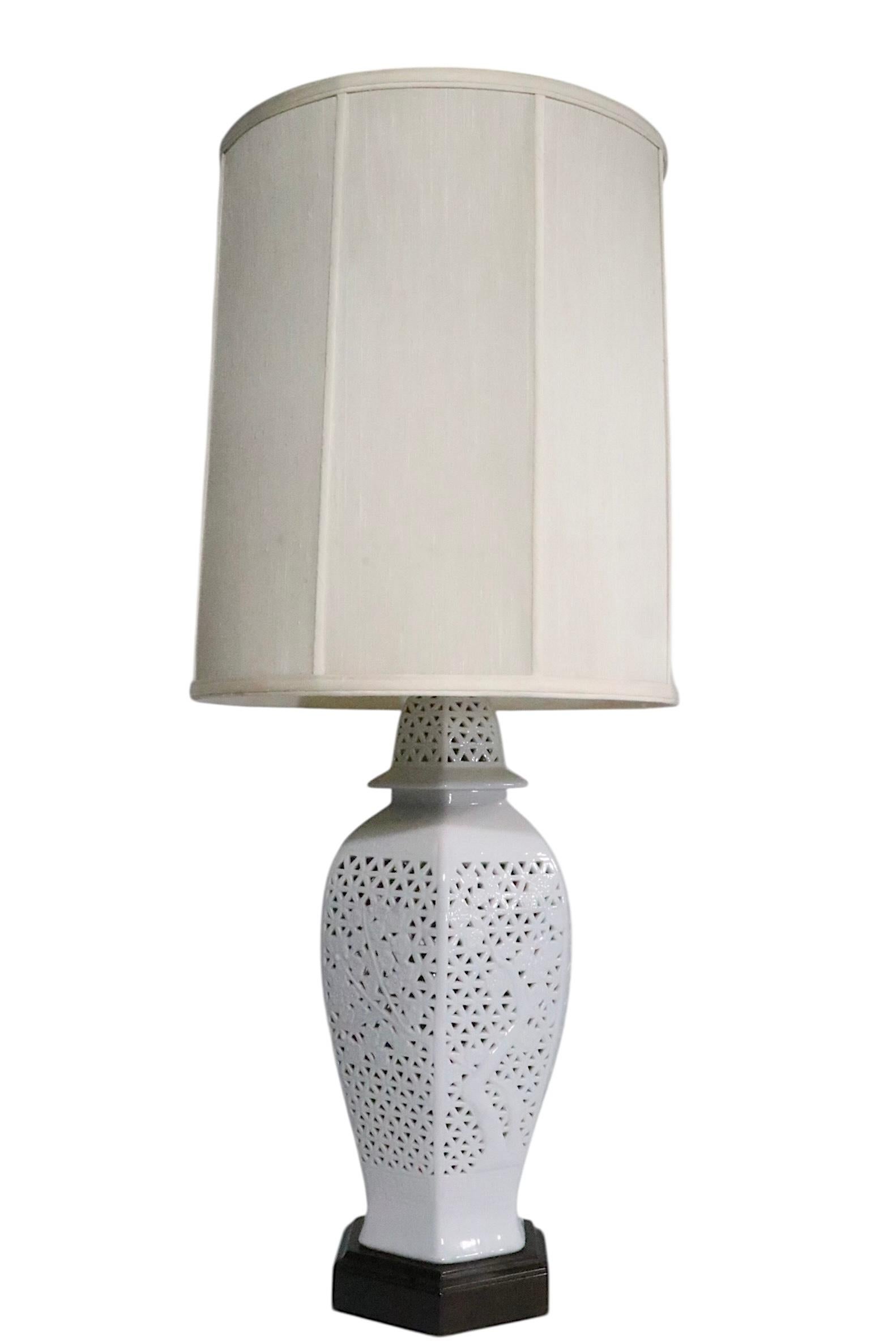 Pr. Lámparas de Sobremesa de Chinoiserie Reticulada Blanc De Chine c. 1950/70's en venta 5