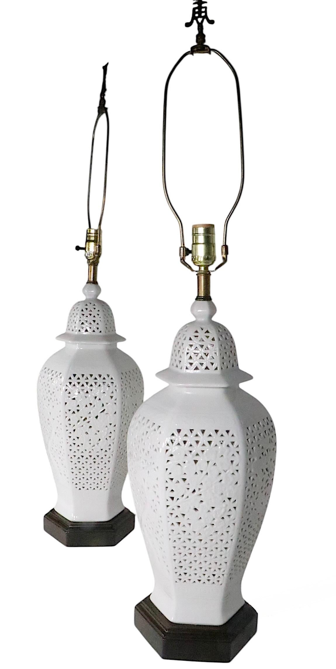 Pr. Lámparas de Sobremesa de Chinoiserie Reticulada Blanc De Chine c. 1950/70's en venta 7