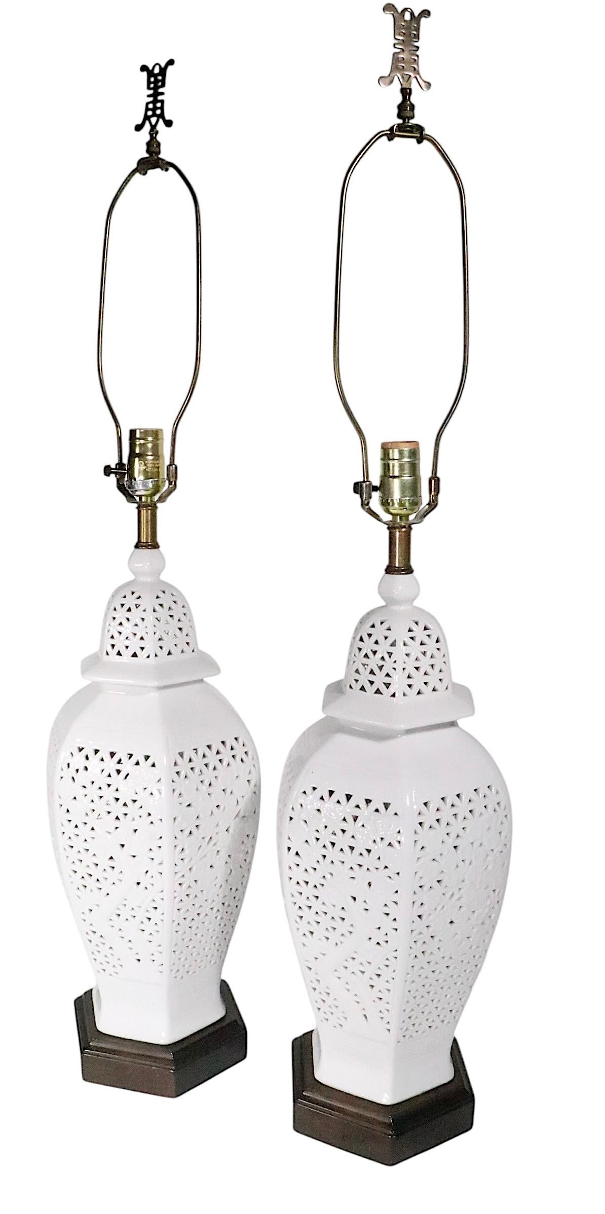 Pr. Lámparas de Sobremesa de Chinoiserie Reticulada Blanc De Chine c. 1950/70's en venta 8