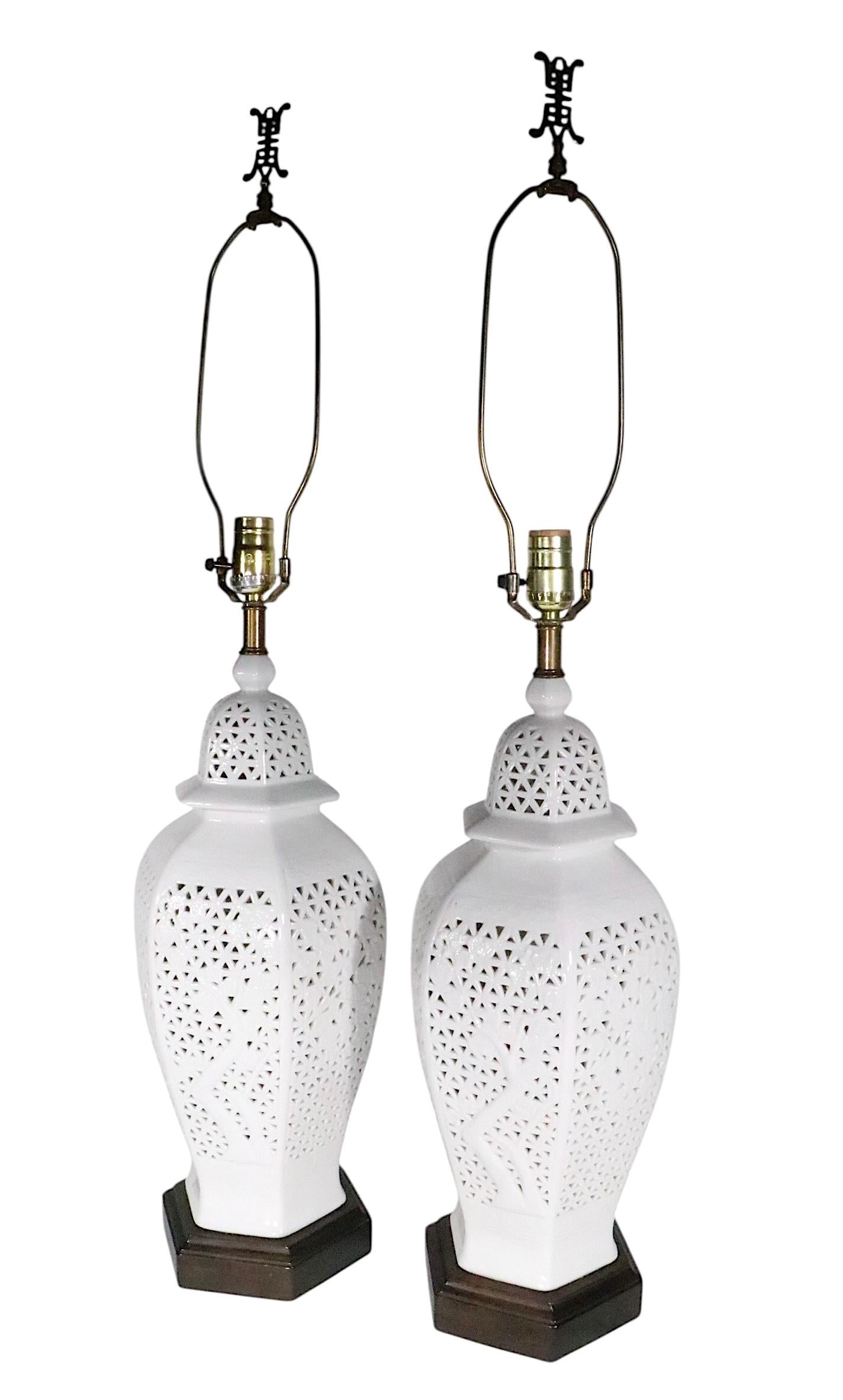 Pr. Lámparas de Sobremesa de Chinoiserie Reticulada Blanc De Chine c. 1950/70's en venta 9