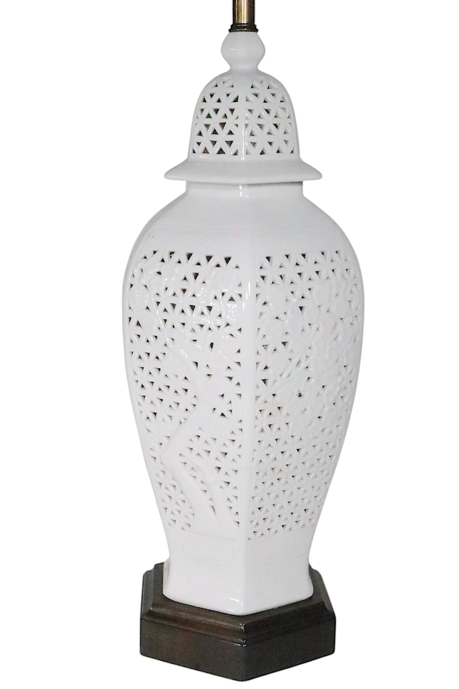 Pr. Lámparas de Sobremesa de Chinoiserie Reticulada Blanc De Chine c. 1950/70's en venta 10