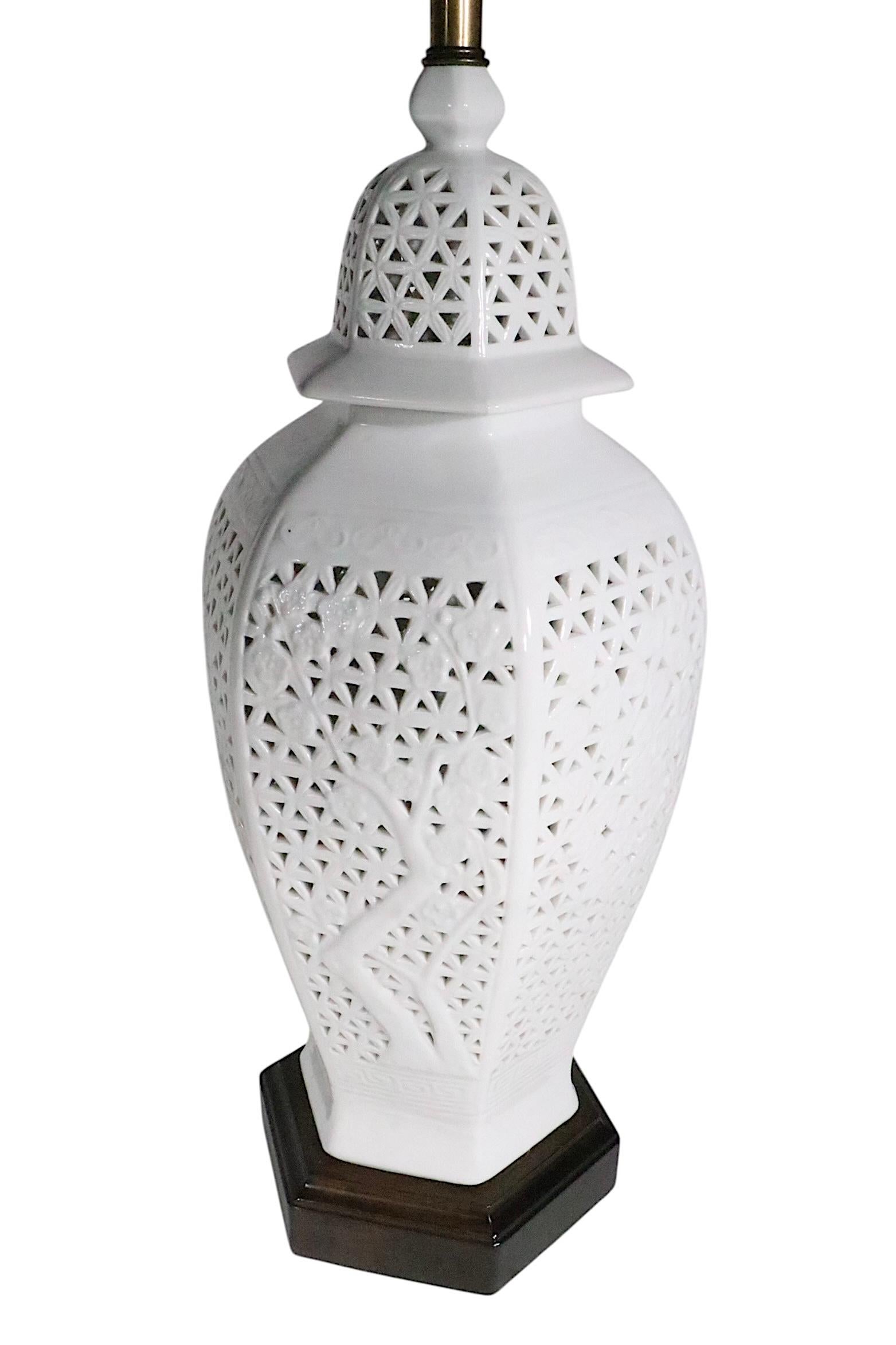 Pr. Lámparas de Sobremesa de Chinoiserie Reticulada Blanc De Chine c. 1950/70's en venta 11