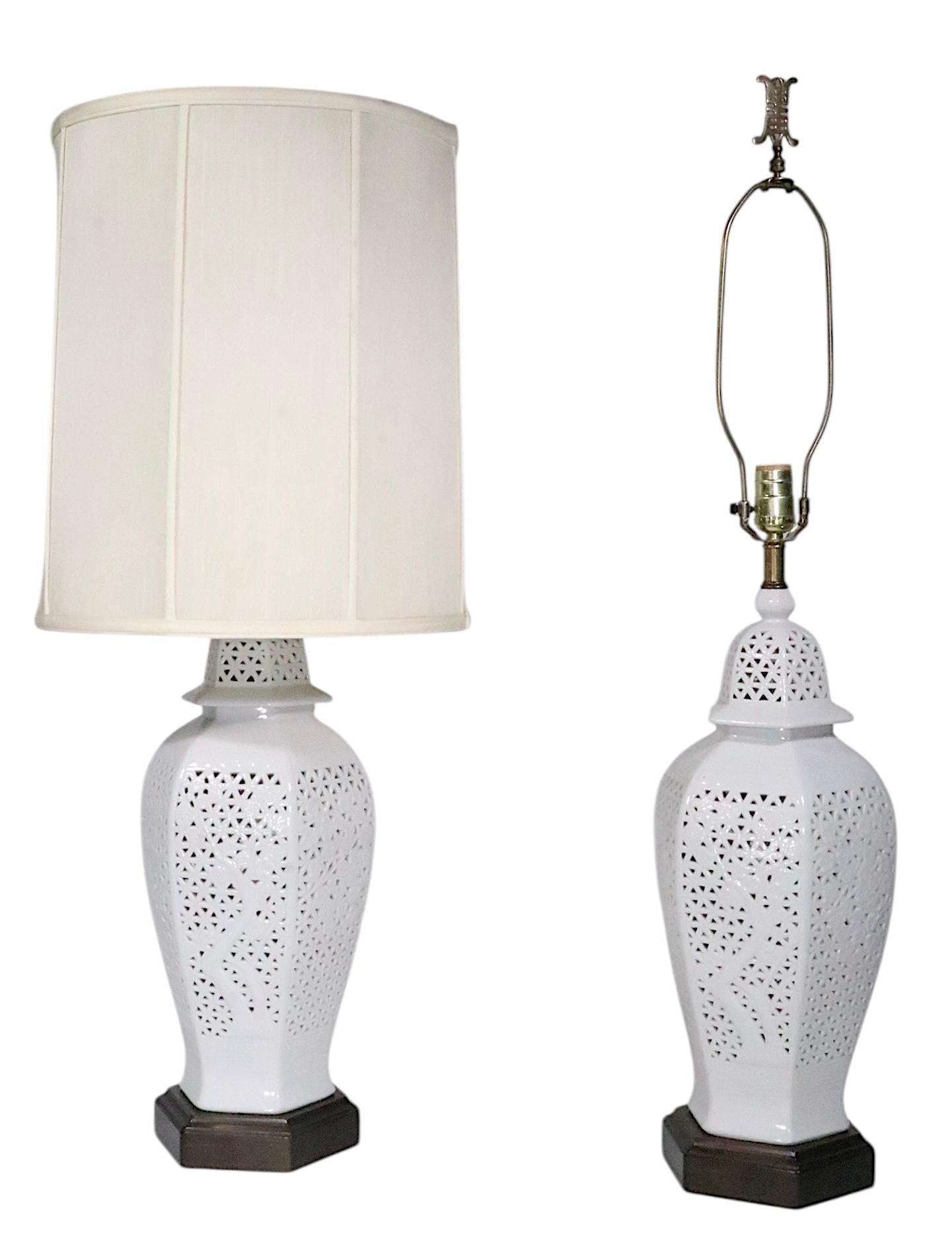 Pr. Lámparas de Sobremesa de Chinoiserie Reticulada Blanc De Chine c. 1950/70's en venta 12