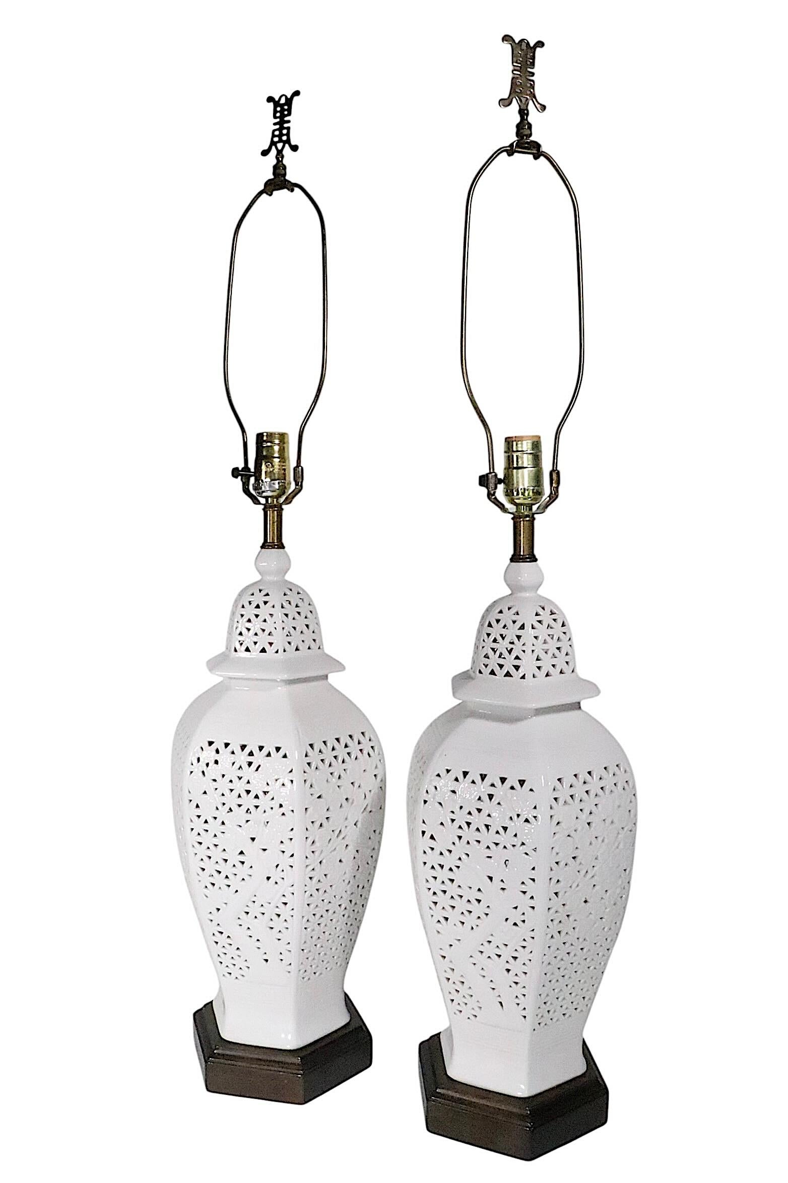 Impresionante par de lámparas de sobremesa de cerámica reticulada Blanc De Chine de estilo Asia Moderno y Hollywood Regency. Las lámparas están en excelente estado, originales, limpias y en funcionamiento, pantallas no incluidas. 
 Base 7