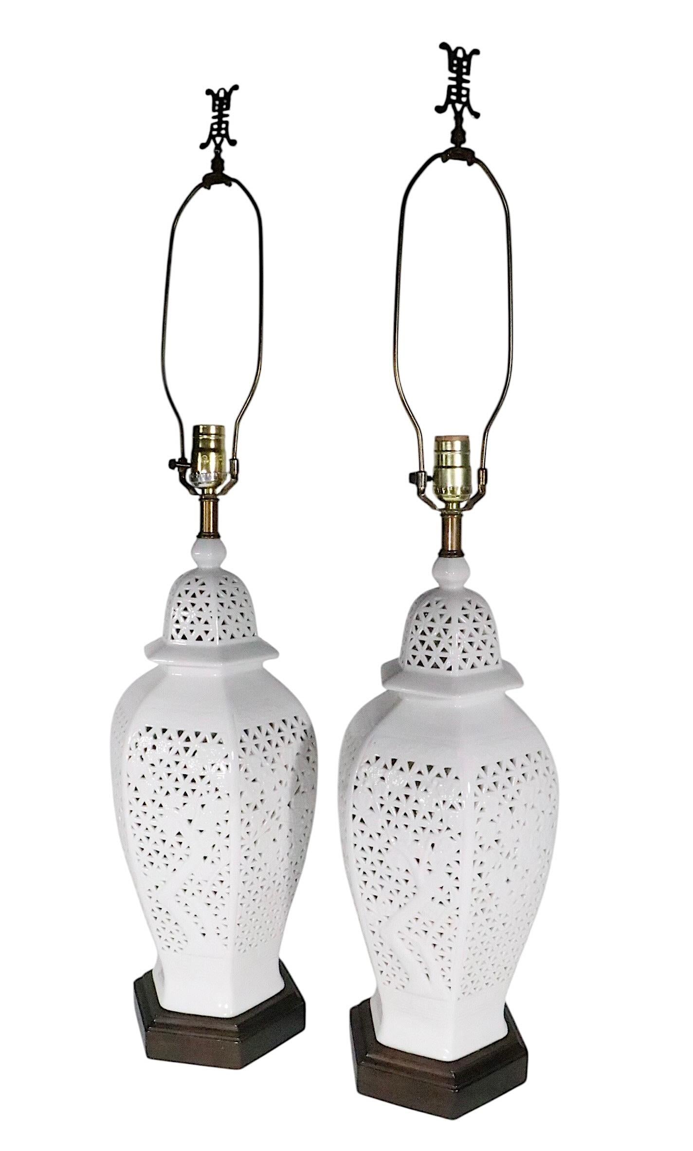 Pr. Lámparas de Sobremesa de Chinoiserie Reticulada Blanc De Chine c. 1950/70's en venta 13