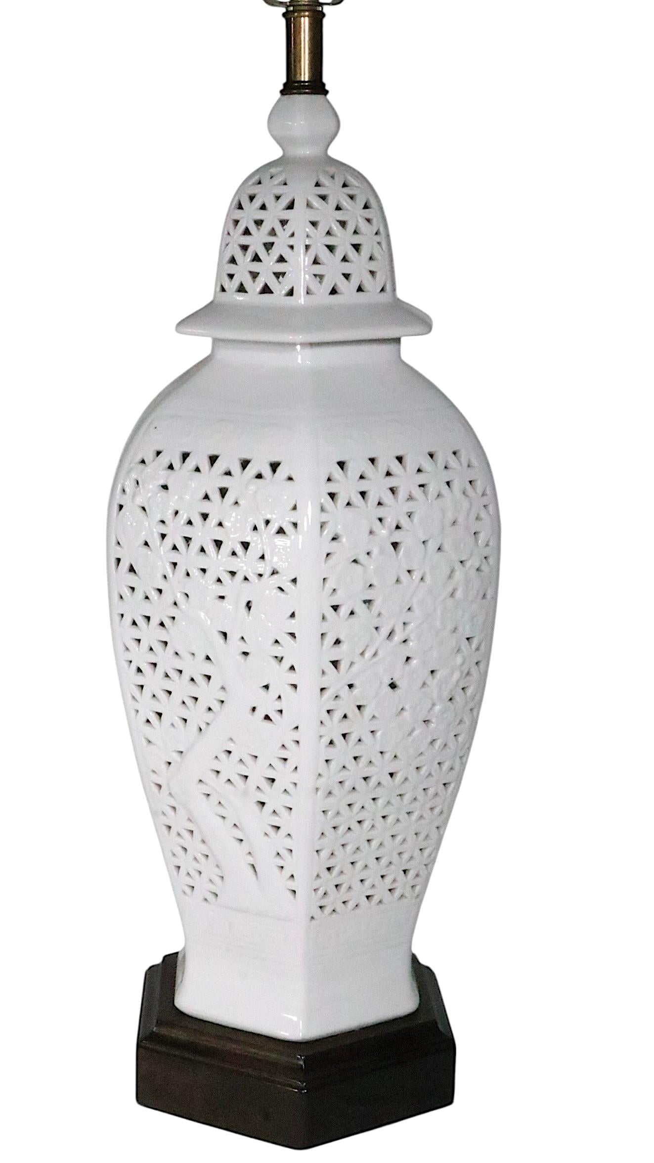 Pr. Lámparas de Sobremesa de Chinoiserie Reticulada Blanc De Chine c. 1950/70's Regencia de Hollywood en venta