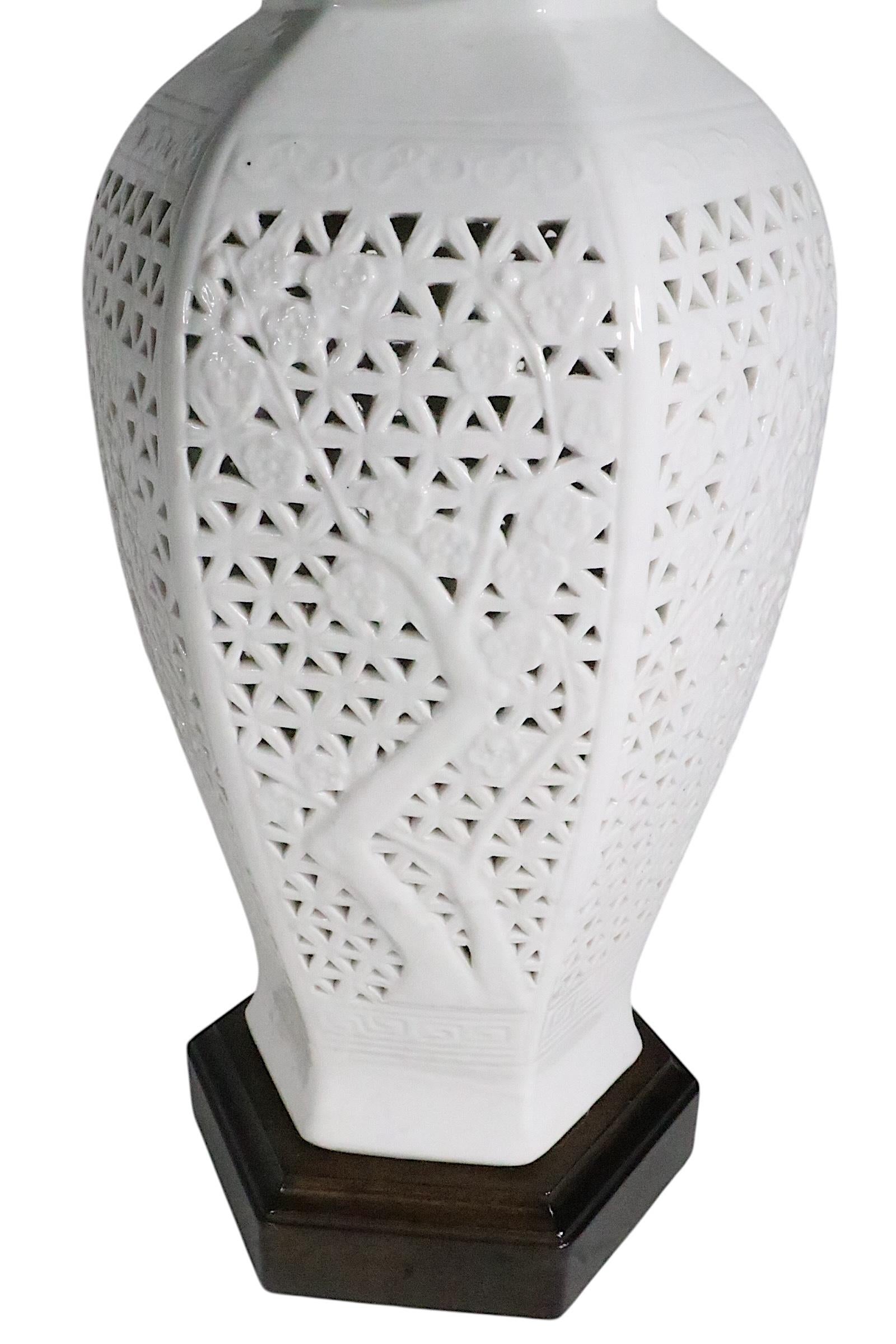 Pr. Lámparas de Sobremesa de Chinoiserie Reticulada Blanc De Chine c. 1950/70's Estadounidense en venta