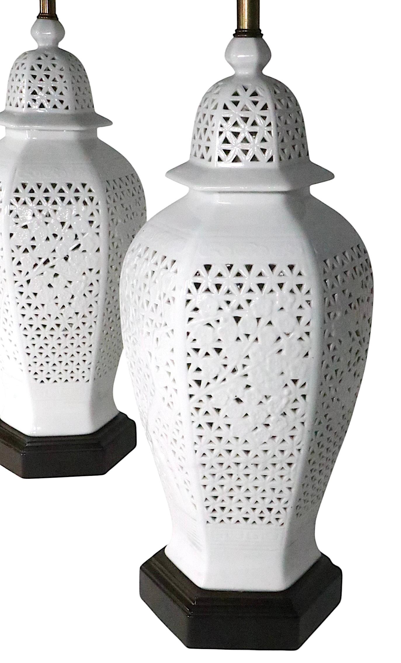 Pr. Lámparas de Sobremesa de Chinoiserie Reticulada Blanc De Chine c. 1950/70's en Bueno estado para la venta en New York, NY