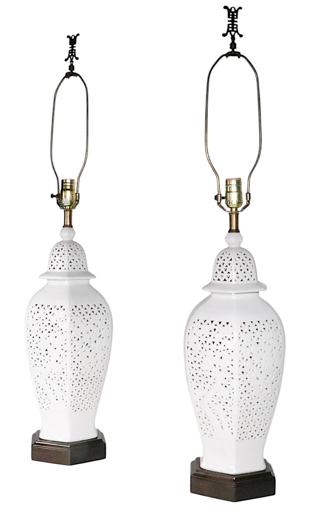 Pr. Lámparas de Sobremesa de Chinoiserie Reticulada Blanc De Chine c. 1950/70's siglo XX en venta