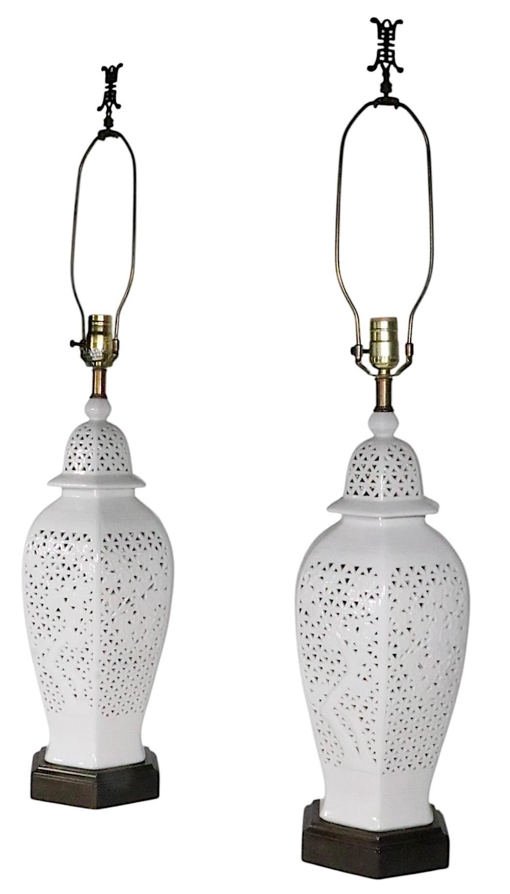 Pr. Lámparas de Sobremesa de Chinoiserie Reticulada Blanc De Chine c. 1950/70's Cerámico en venta