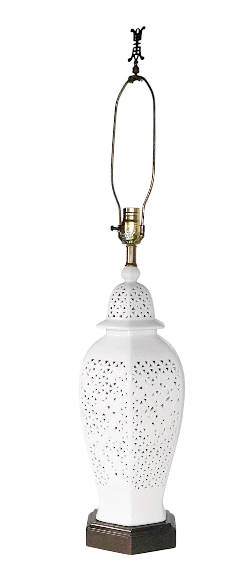 Pr. Lámparas de Sobremesa de Chinoiserie Reticulada Blanc De Chine c. 1950/70's en venta 1