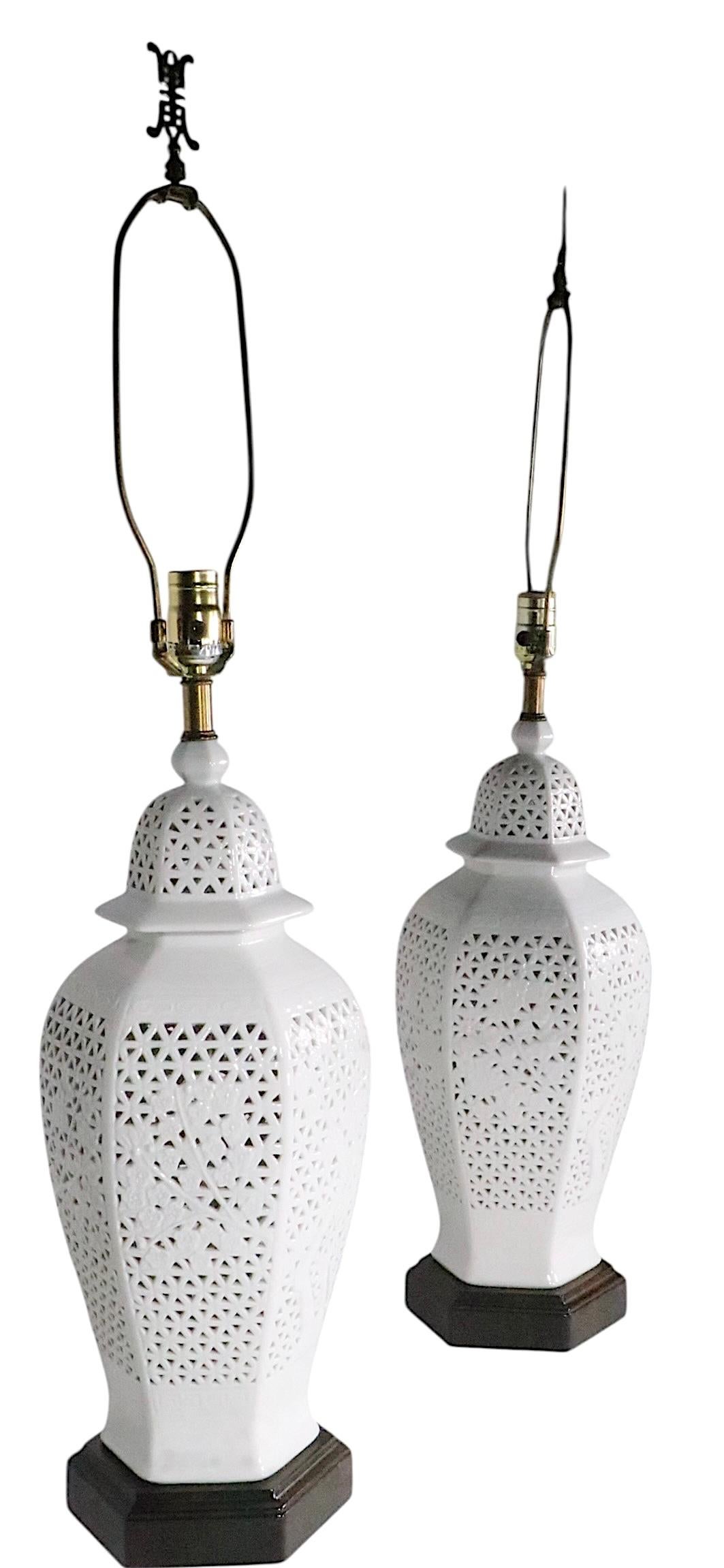 Pr. Lámparas de Sobremesa de Chinoiserie Reticulada Blanc De Chine c. 1950/70's en venta 2