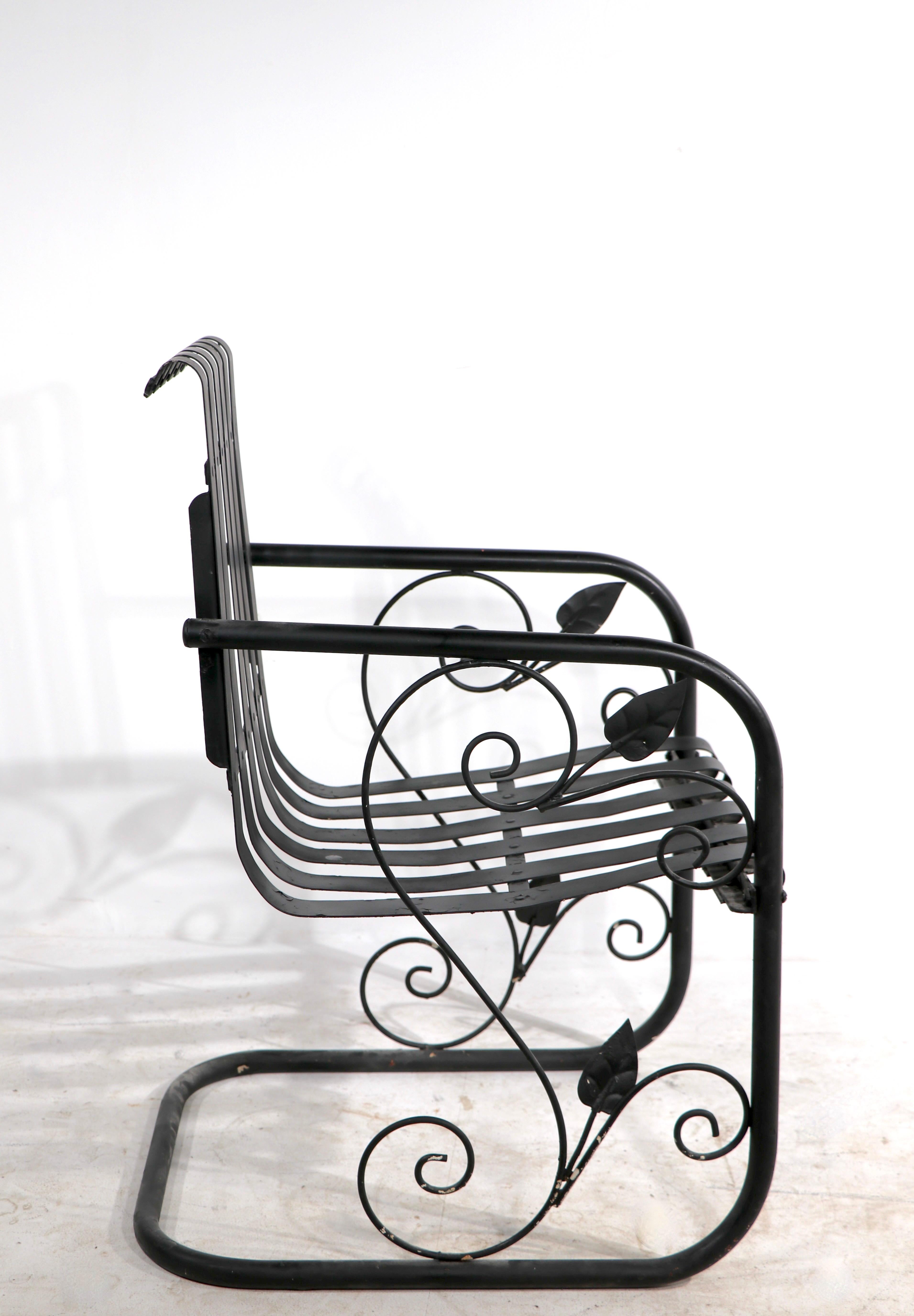 Paire de chaises longues Art Déco en métal, convenant pour le jardin, le patio, la piscine ou le solarium. Ces chaises inhabituelles sont dotées d'un cadre métallique tubulaire avec des décorations de feuillage en fer forgé, et d'une assise et d'un