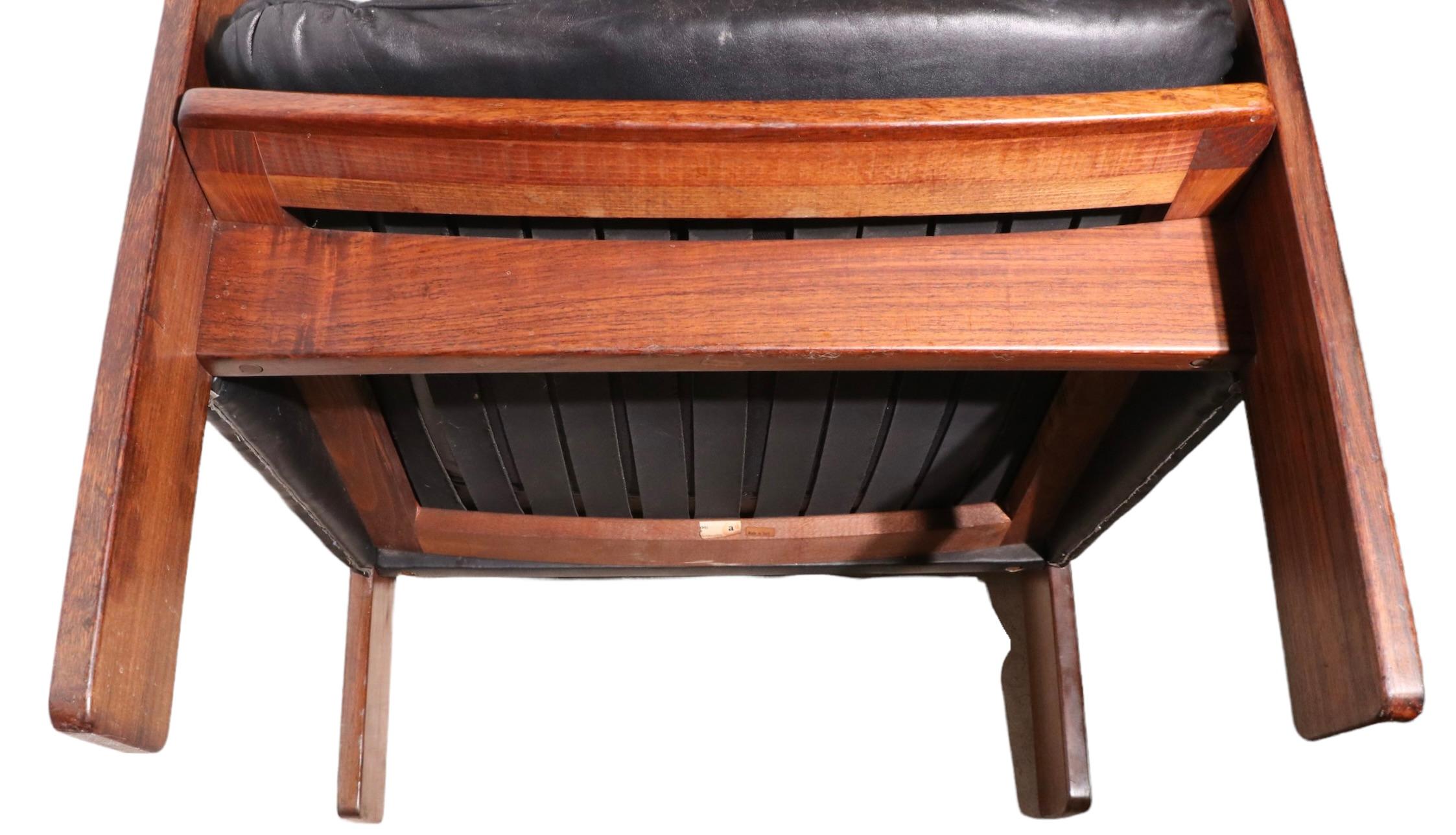 Icône du design italien voguant, les chaises Cassina modèle 917 conçues par Tobia Scarpa, vers les années 1950. Les chaises ont un cadre en bois de rose et sont recouvertes de cuir noir. Les chaises sont structurellement saines et robustes, le cuir