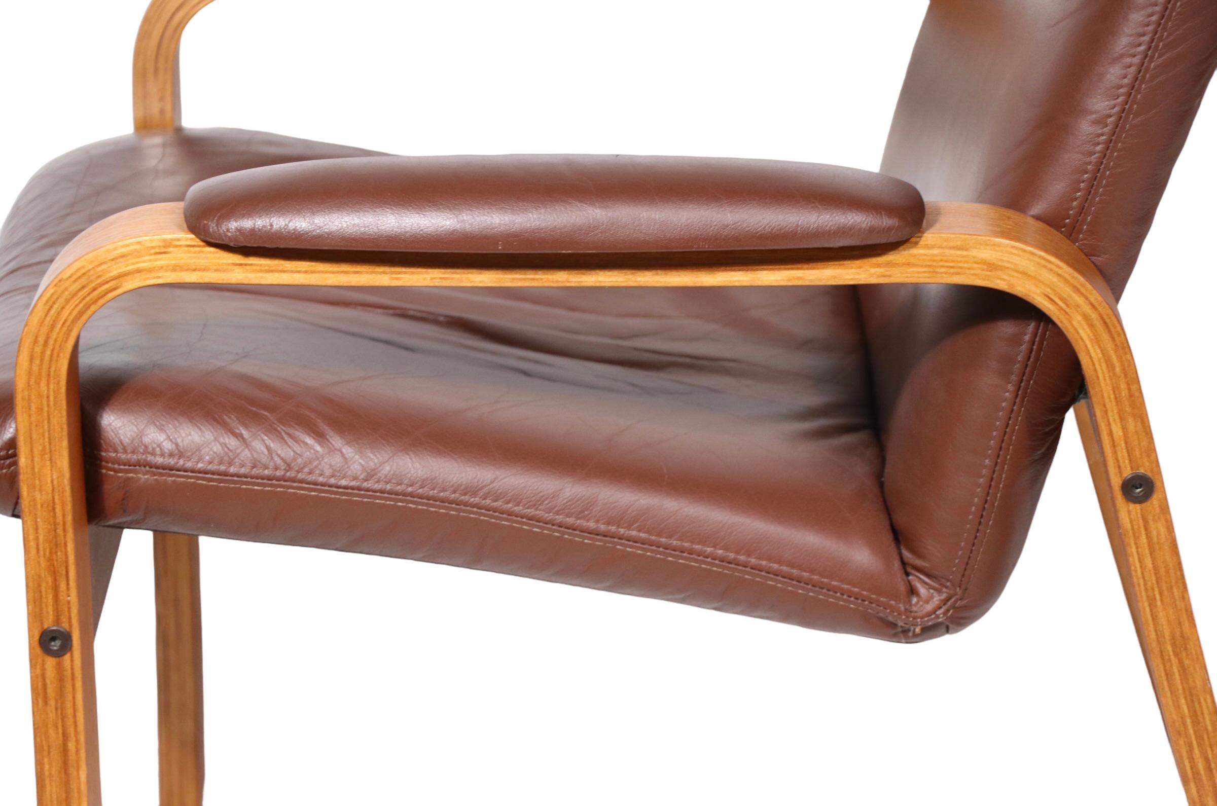 Exceptionnelle paire de fauteuils de salon en bois courbé apparent, avec sièges et coussins de dossier en cuir souple marron. Les chaises ont été fabriquées en Norvège par Ekorness, vers les années 1960/1970.  Les deux sont en très bon état, propres