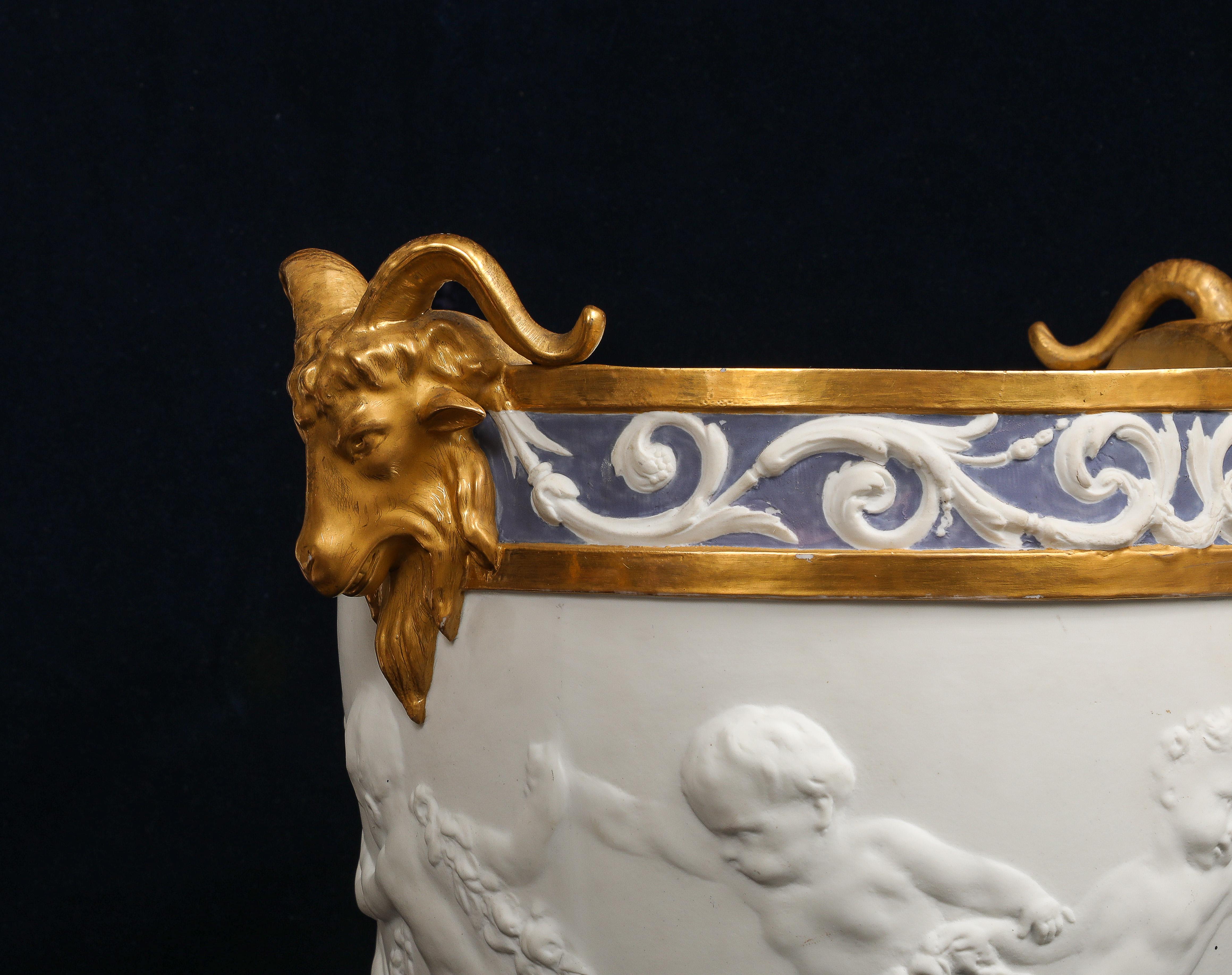 Centre de table en porcelaine biscuit de Sèvres décorée de putti avec anse en tête de bélier dorée en vente 2