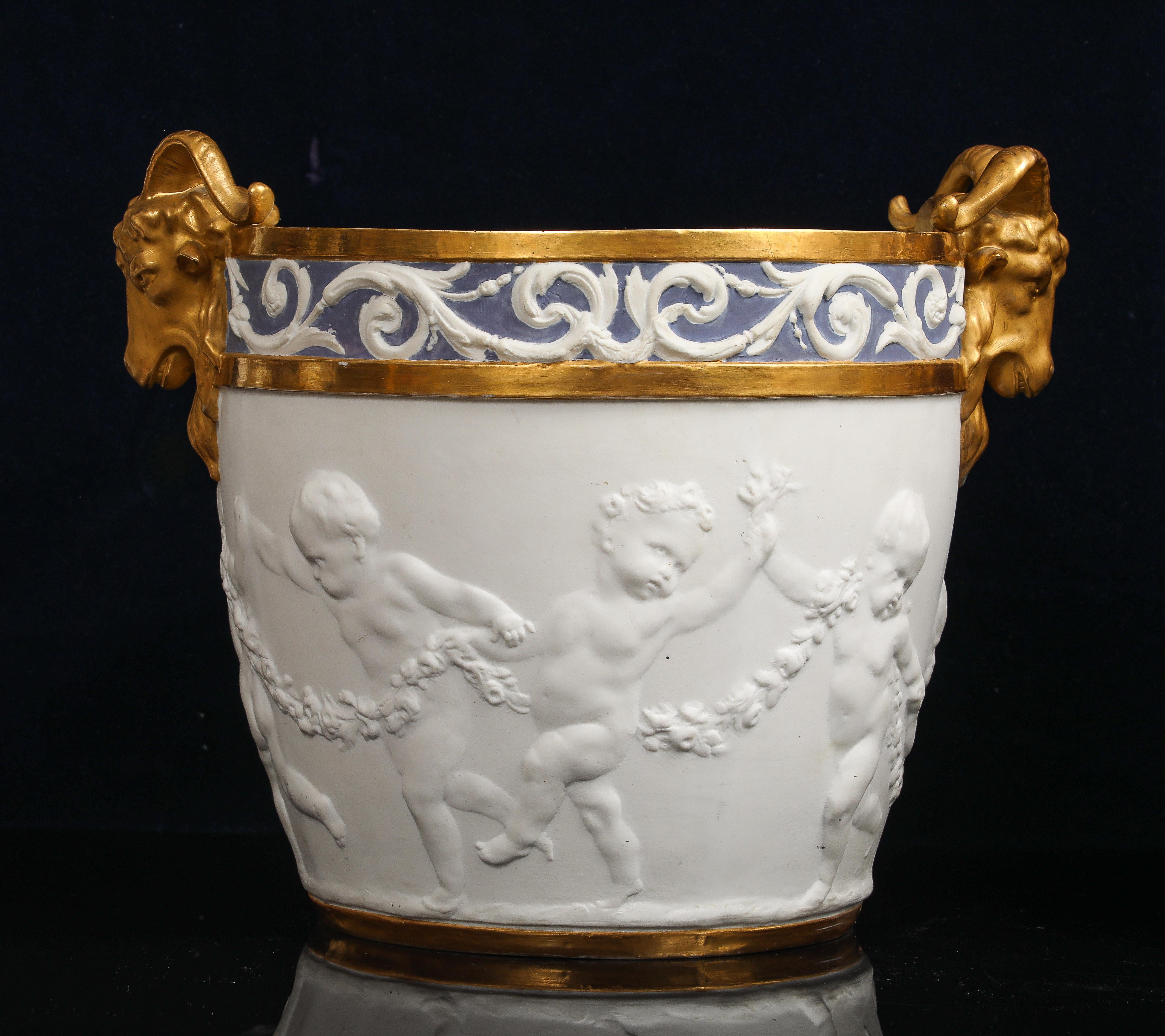 Centre de table en porcelaine biscuit de Sèvres décorée de putti avec anse en tête de bélier dorée en vente 3