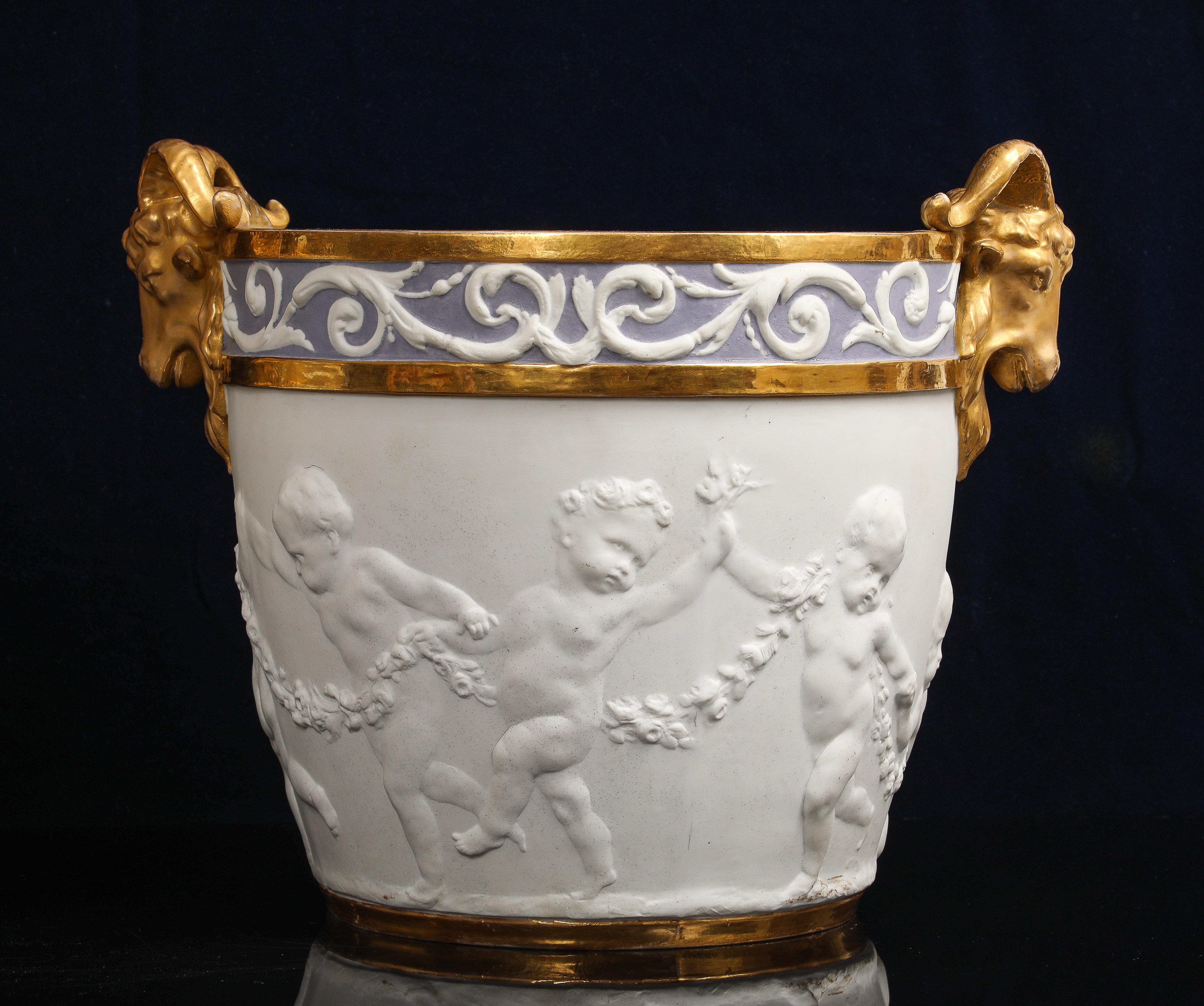 Centre de table en porcelaine biscuit de Sèvres décorée de putti avec anse en tête de bélier dorée en vente 4