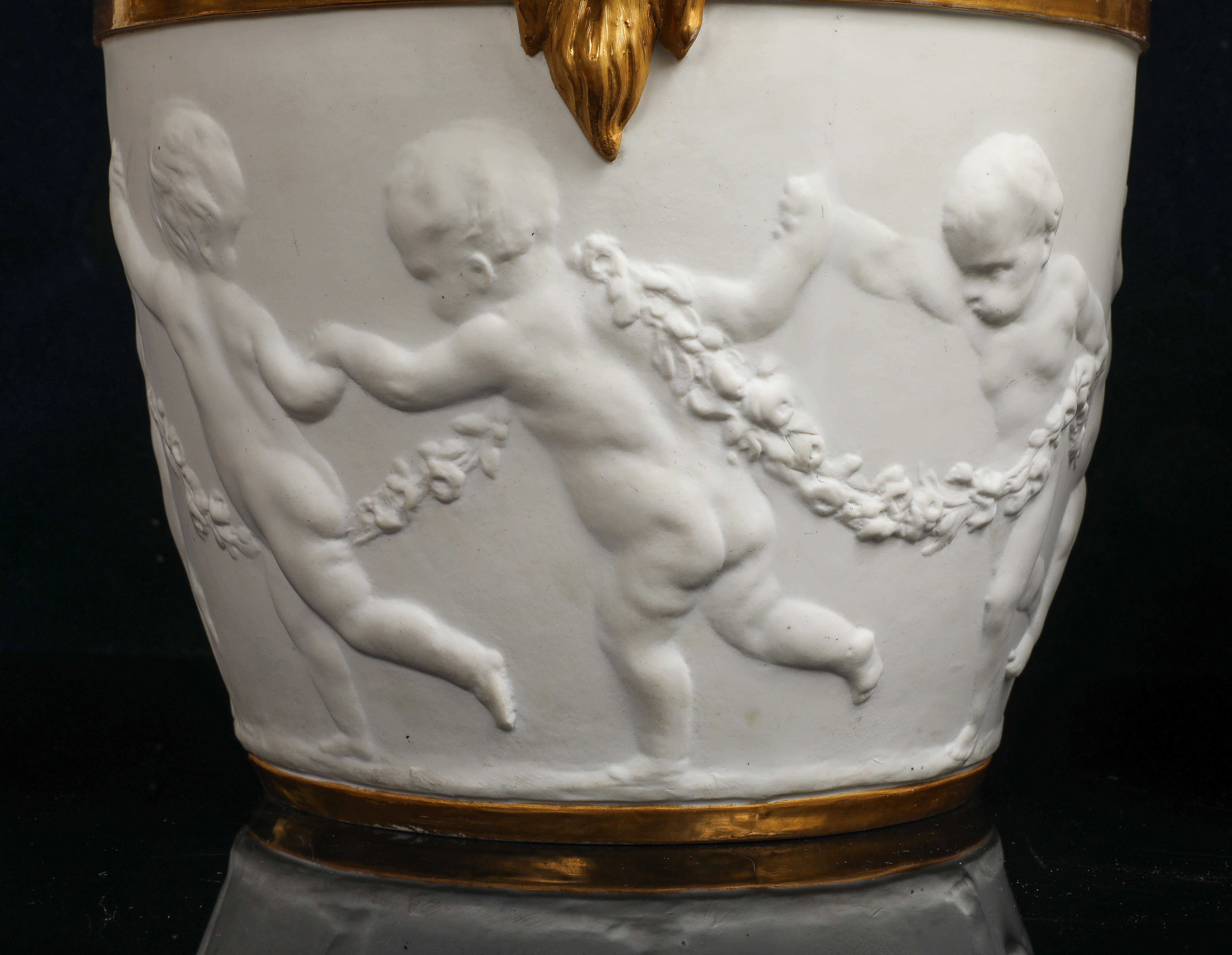 Centre de table en porcelaine biscuit de Sèvres décorée de putti avec anse en tête de bélier dorée en vente 6