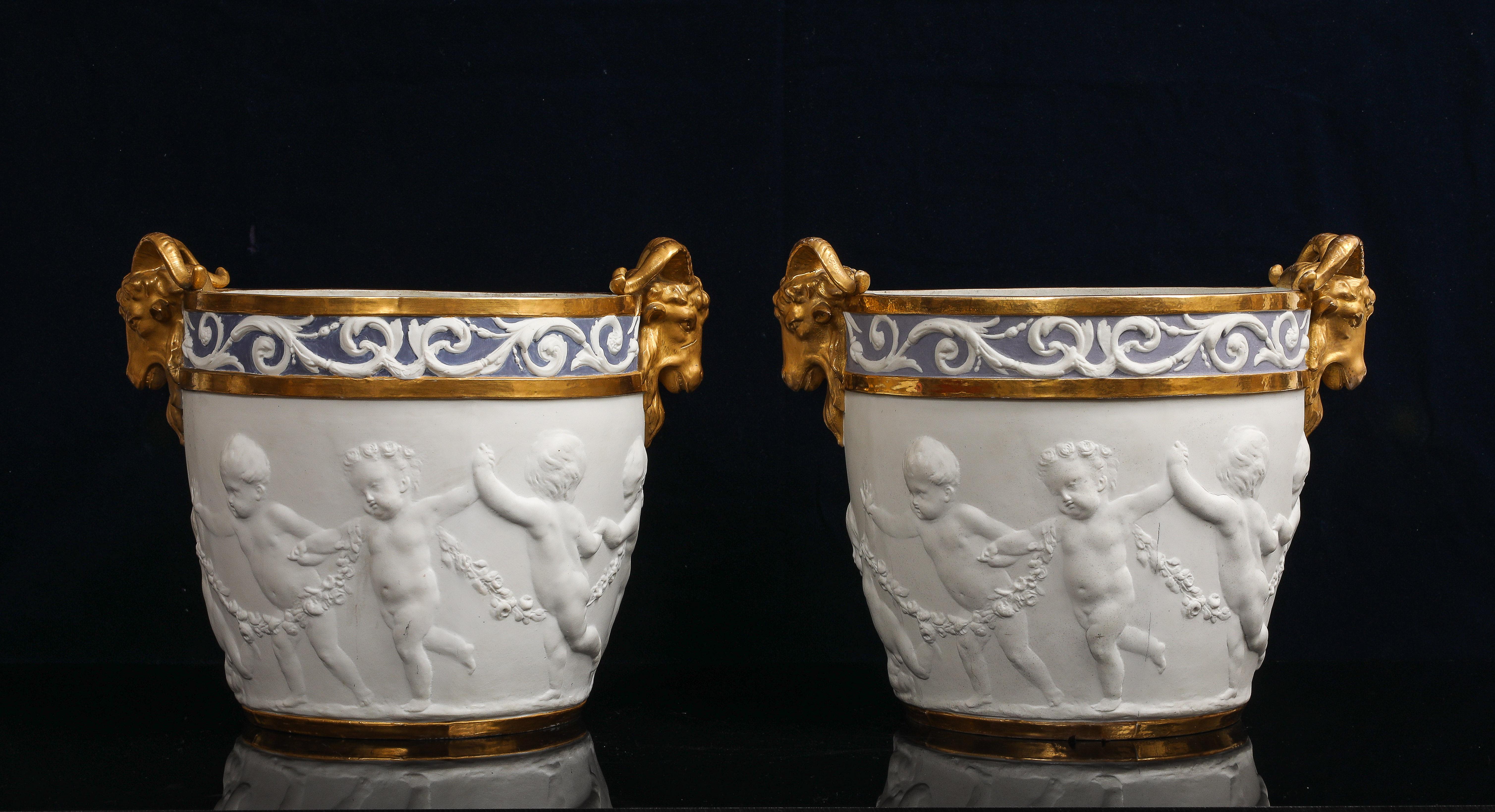 Néoclassique Centre de table en porcelaine biscuit de Sèvres décorée de putti avec anse en tête de bélier dorée en vente
