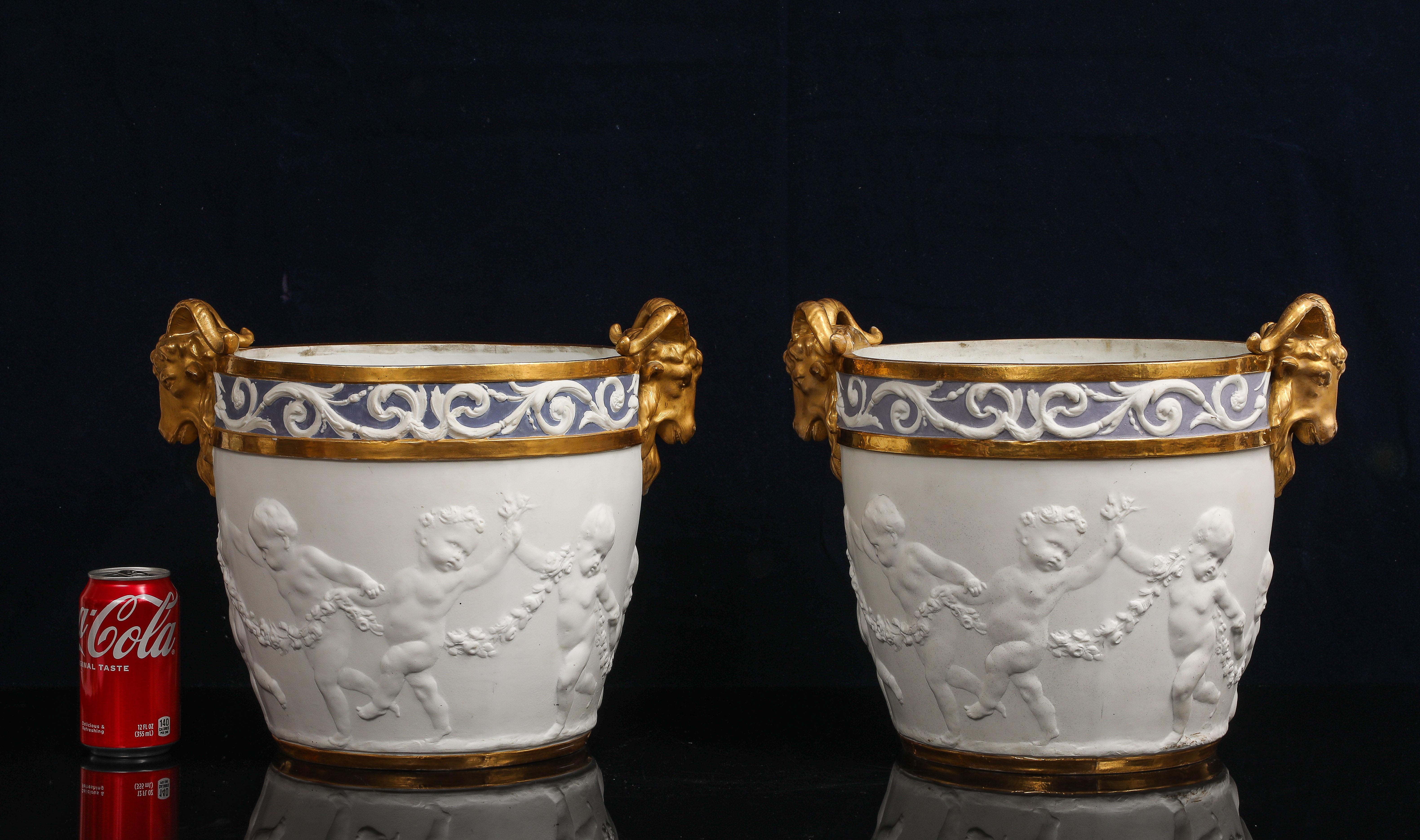 Français Centre de table en porcelaine biscuit de Sèvres décorée de putti avec anse en tête de bélier dorée en vente
