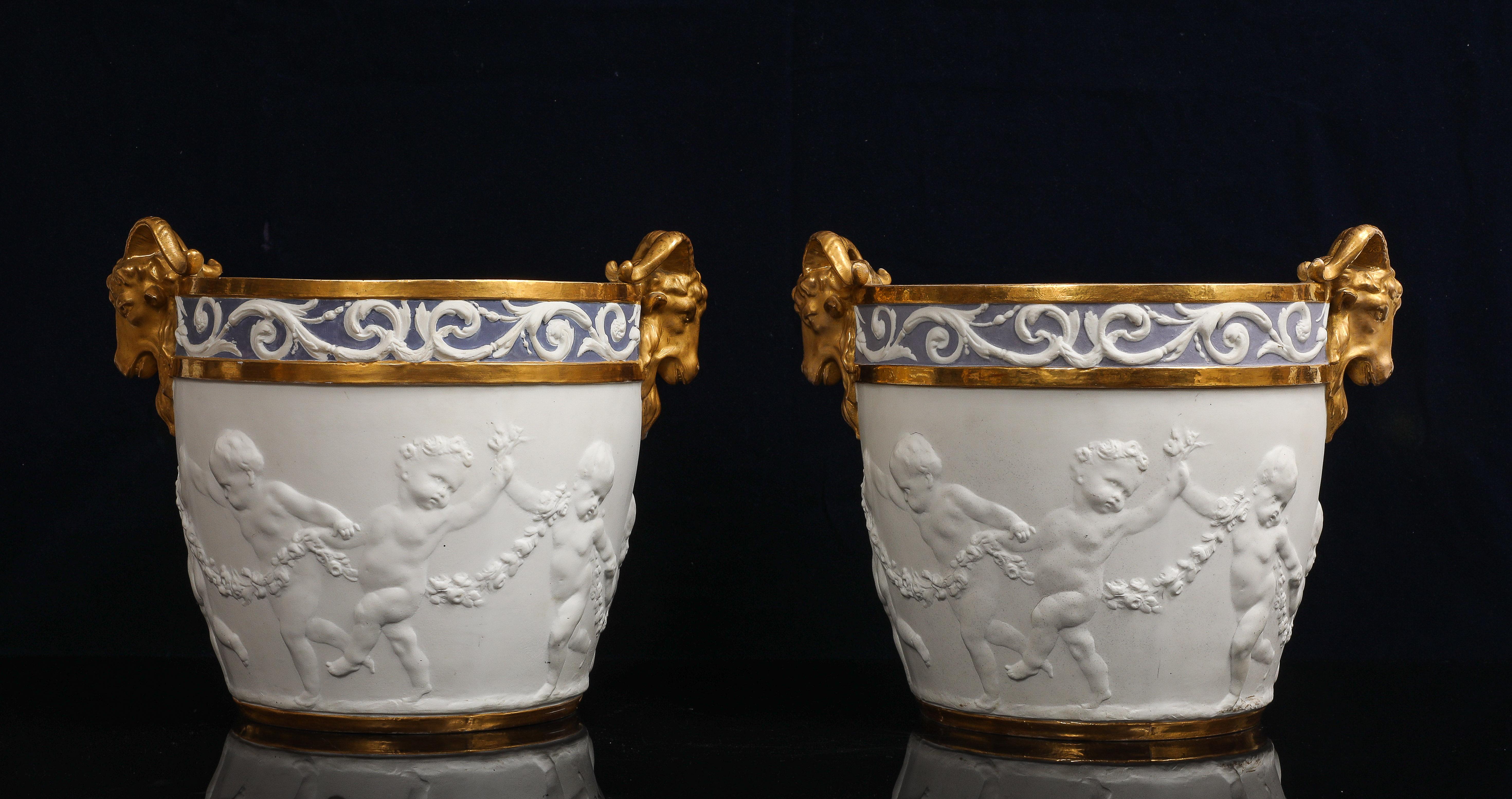 Doré Centre de table en porcelaine biscuit de Sèvres décorée de putti avec anse en tête de bélier dorée en vente