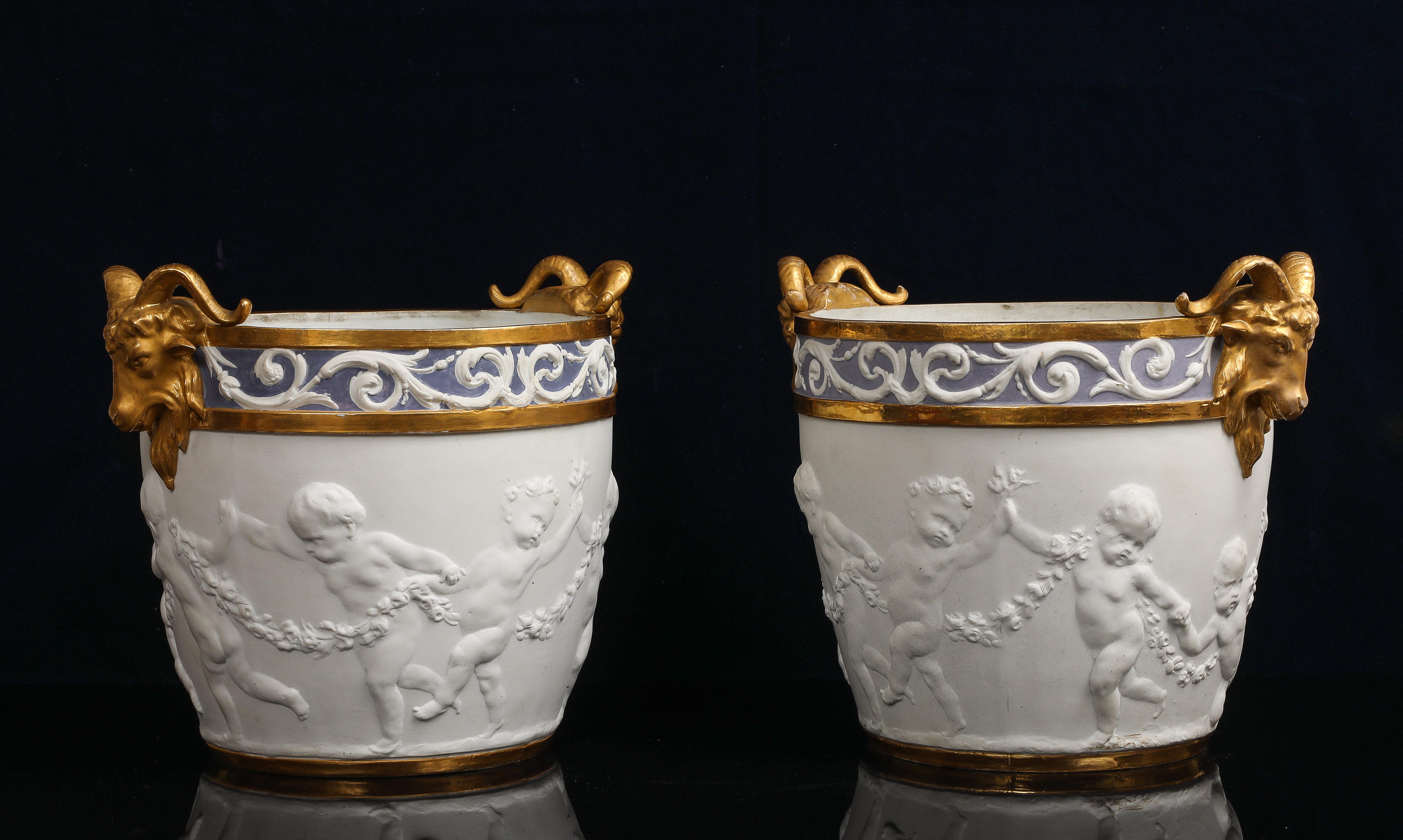 Centre de table en porcelaine biscuit de Sèvres décorée de putti avec anse en tête de bélier dorée Bon état - En vente à New York, NY
