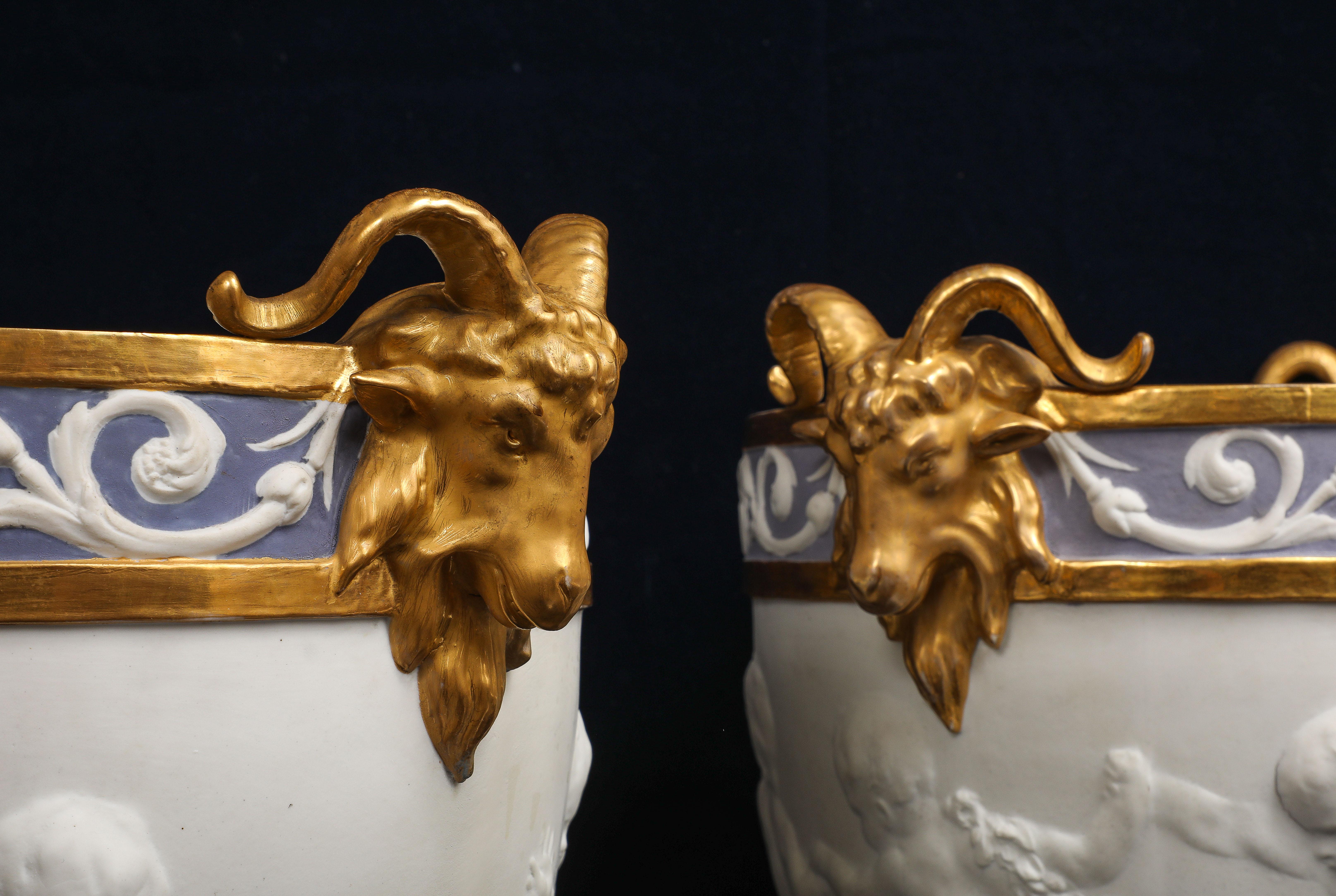 Fin du XIXe siècle Centre de table en porcelaine biscuit de Sèvres décorée de putti avec anse en tête de bélier dorée en vente