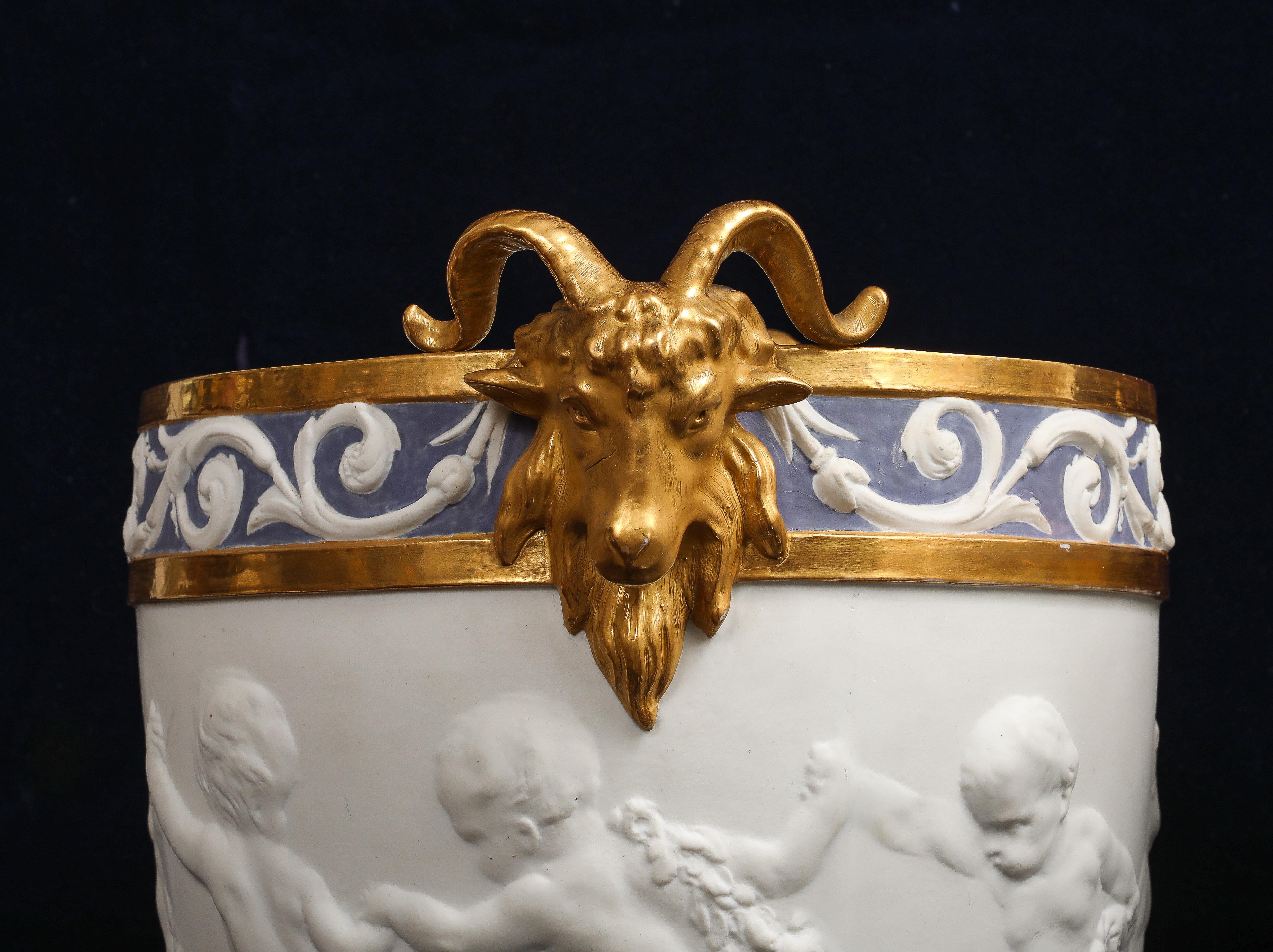 Porcelaine Centre de table en porcelaine biscuit de Sèvres décorée de putti avec anse en tête de bélier dorée en vente